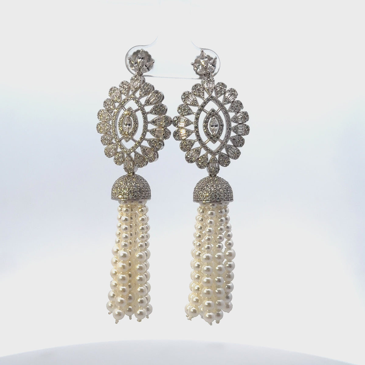 Rotating display of the earrings.