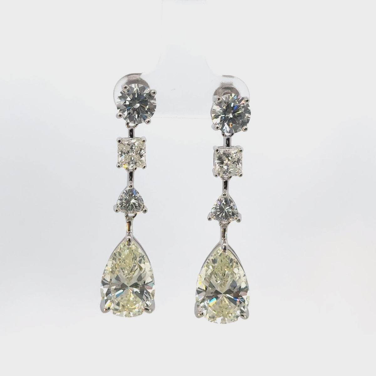 Rotating display of the earrings.