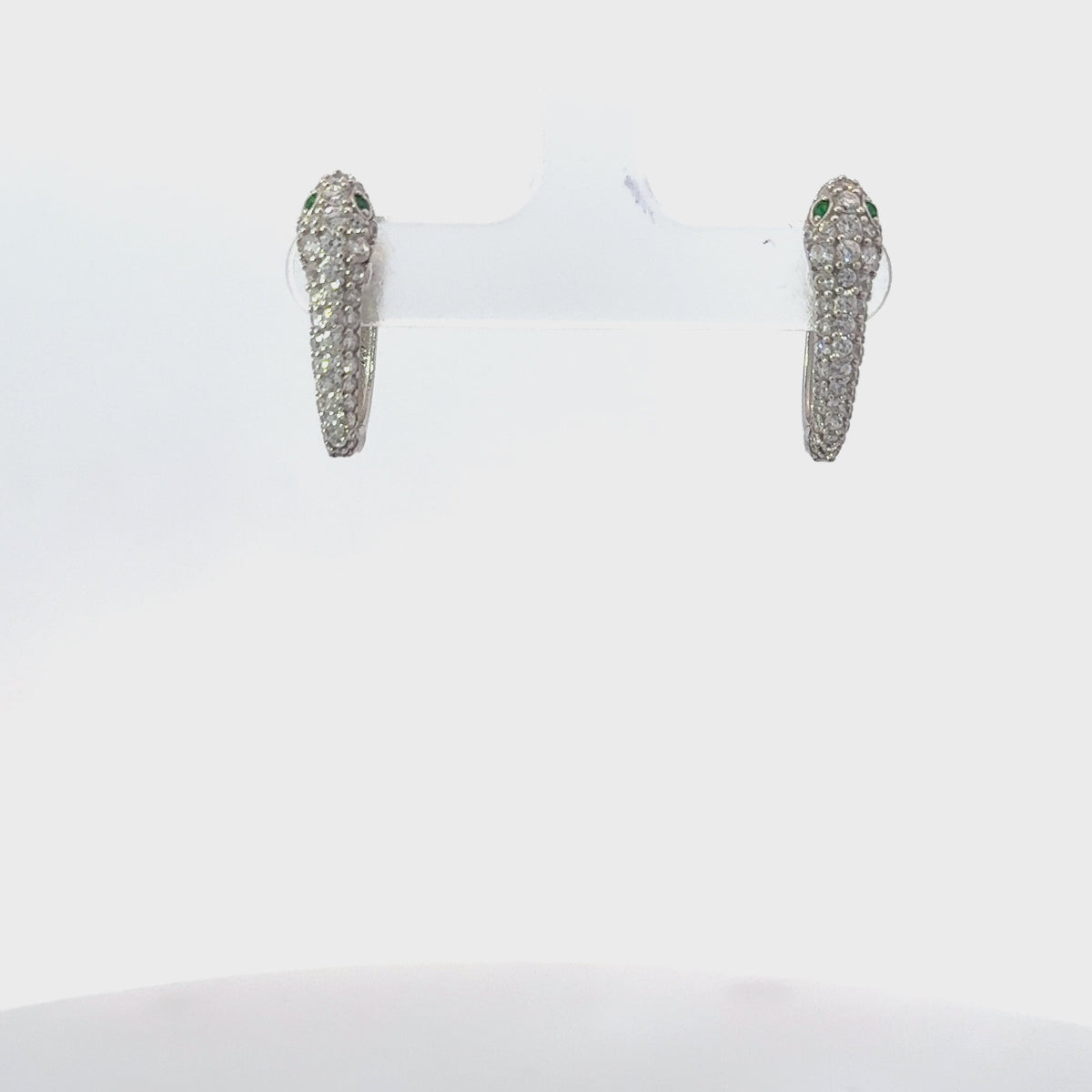 Rotating display of the earrings.
