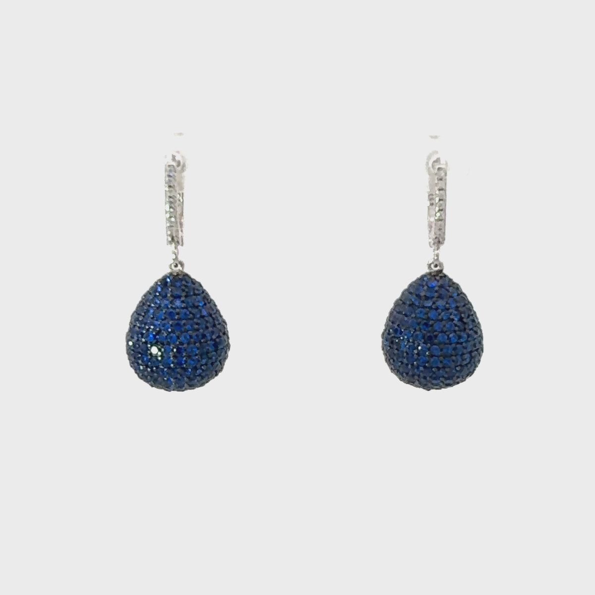Rotating display of the earrings.