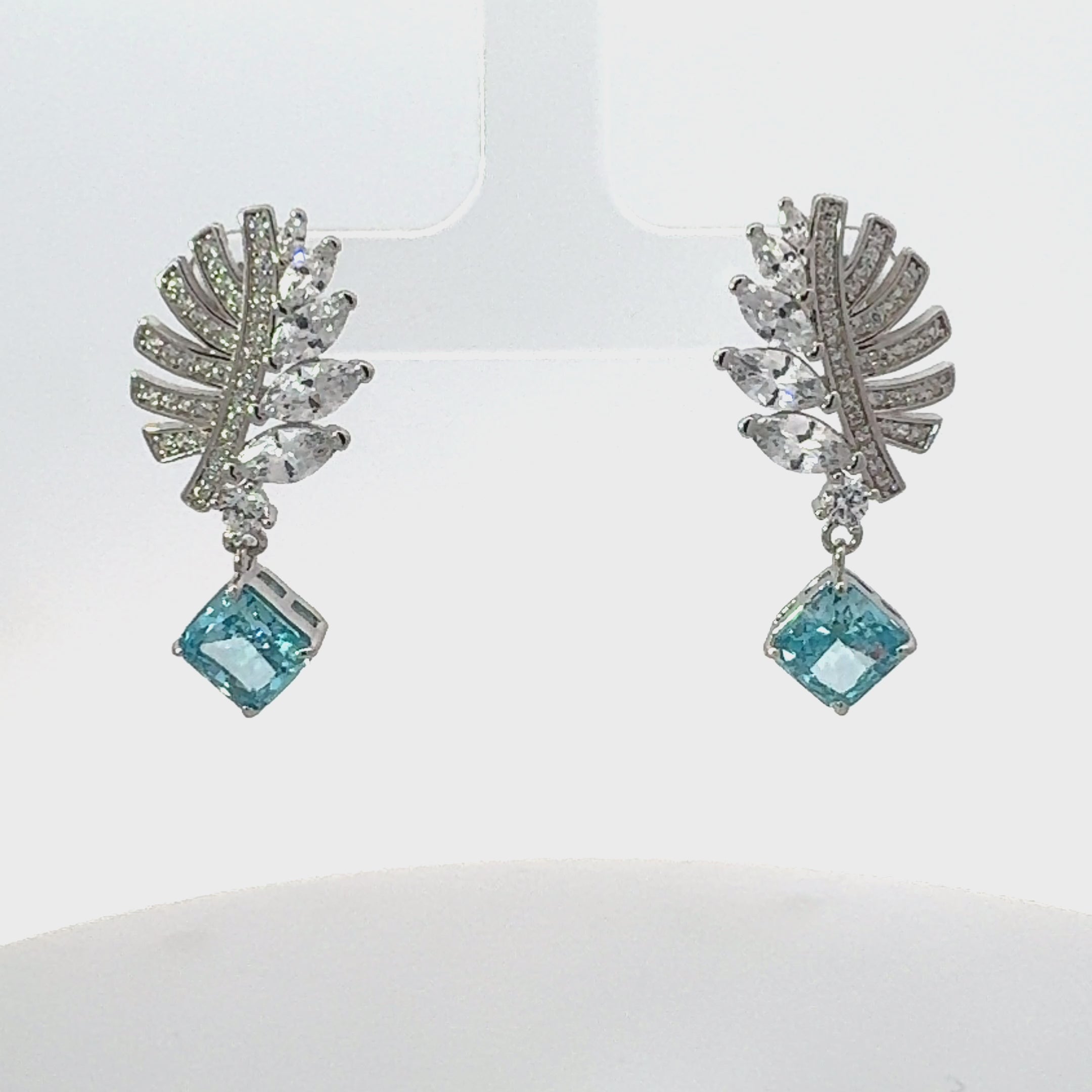 Rotating display of the earrings.