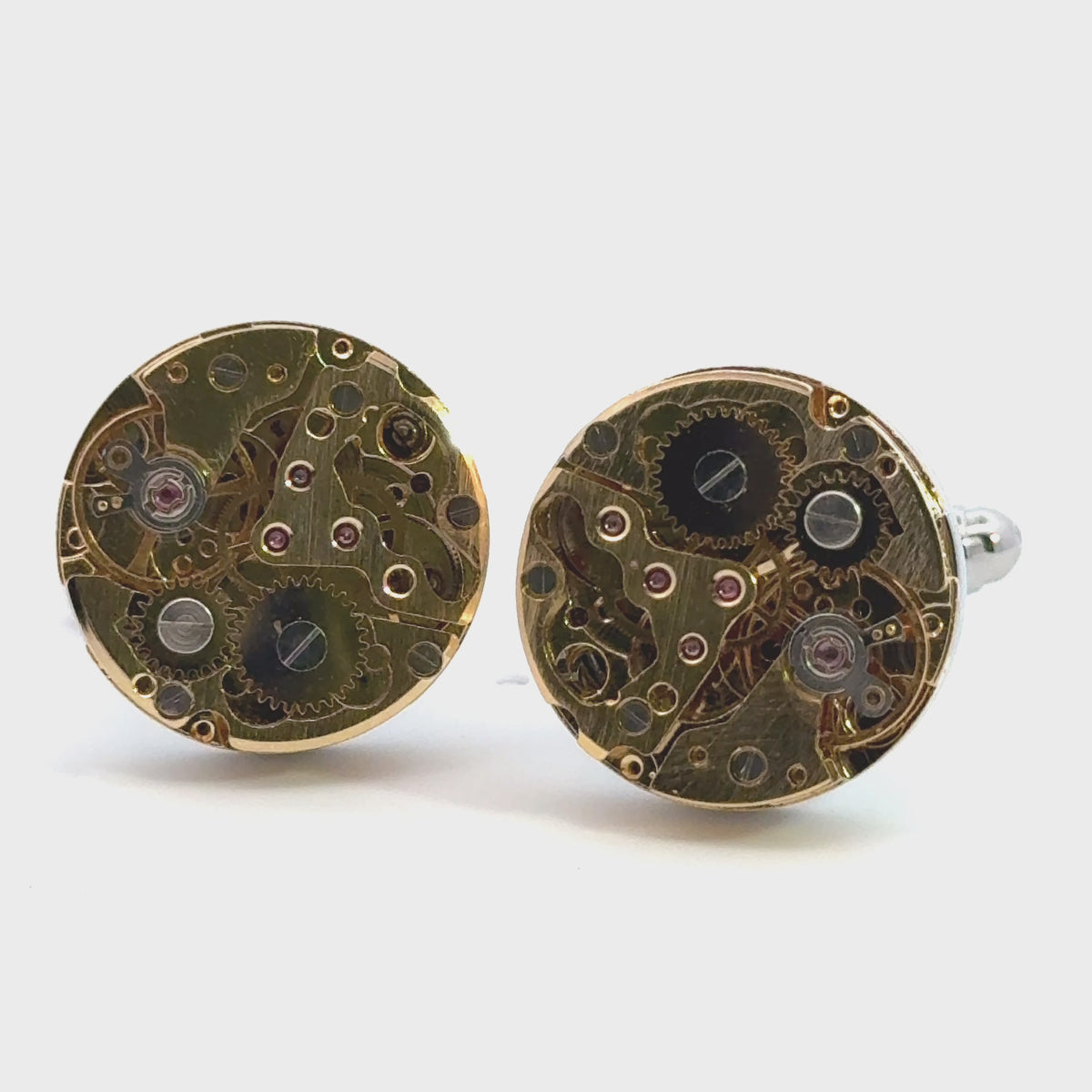 Rotating display of the cufflinks.