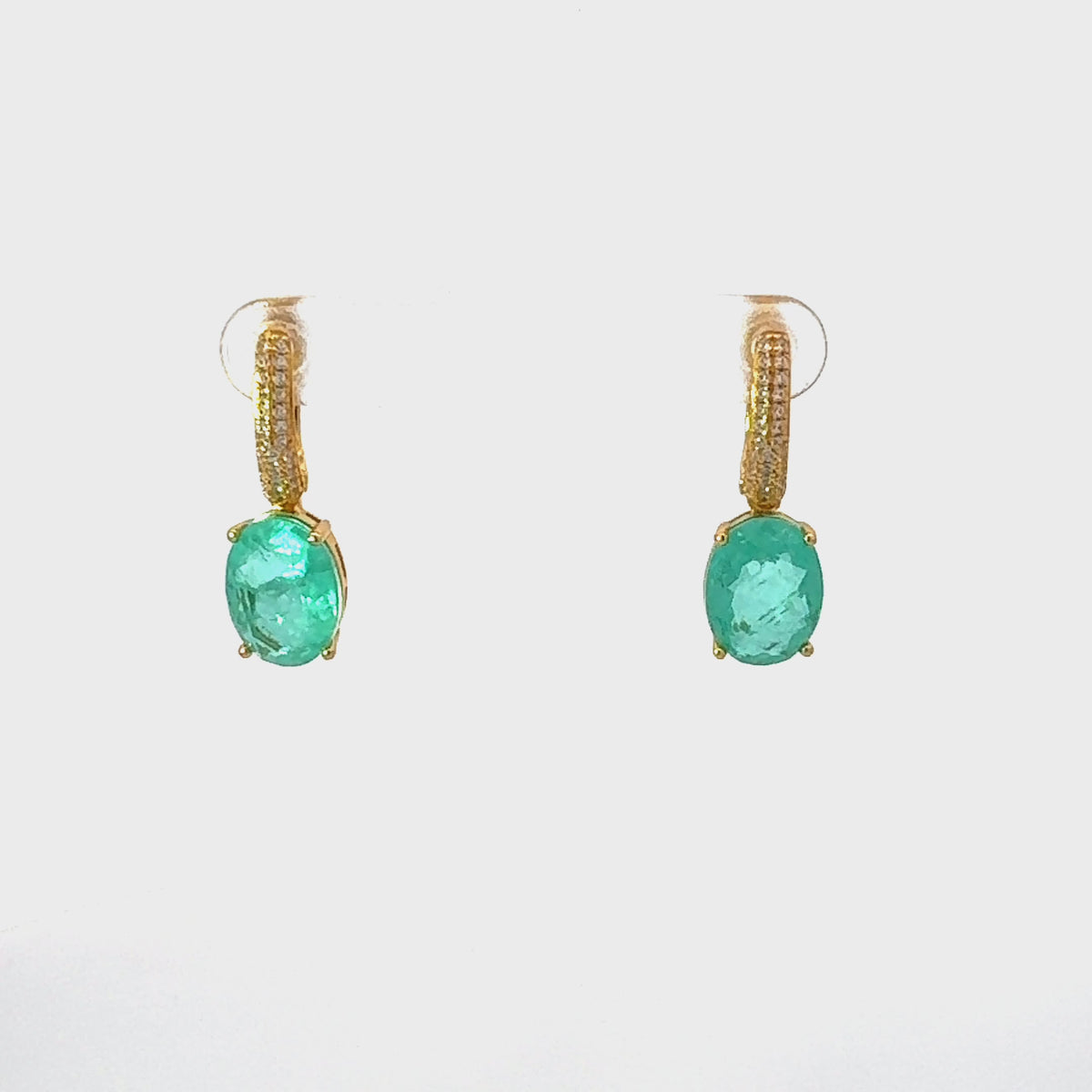 Rotating display of the earrings.