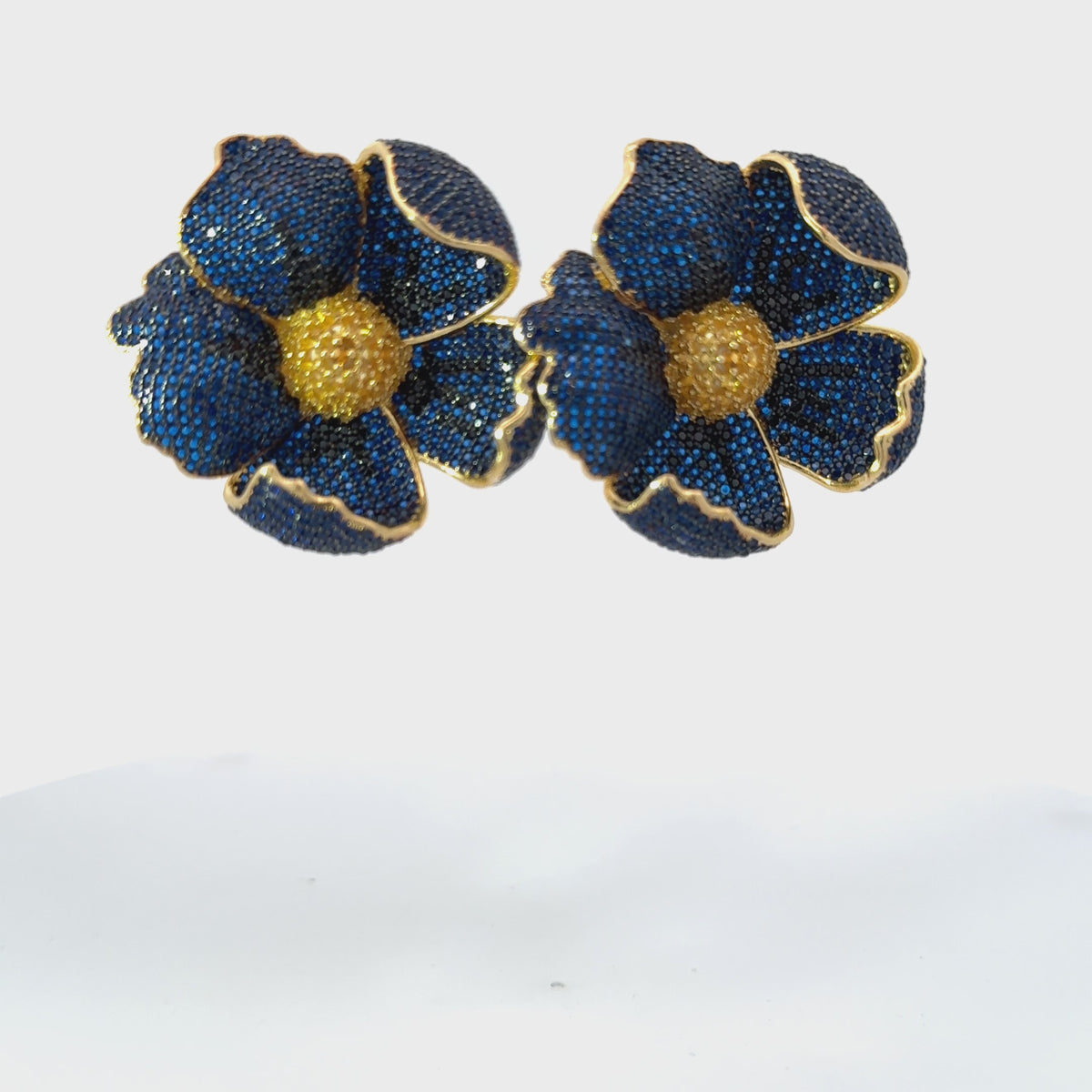 Rotating display of the earrings.