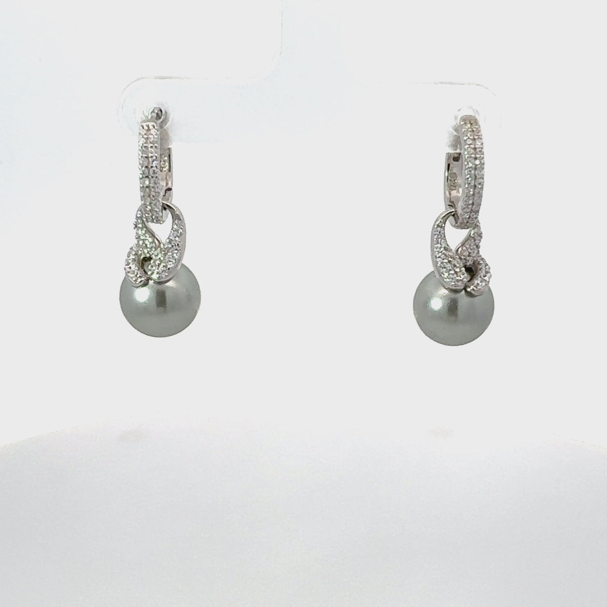 Rotating display of the earrings.