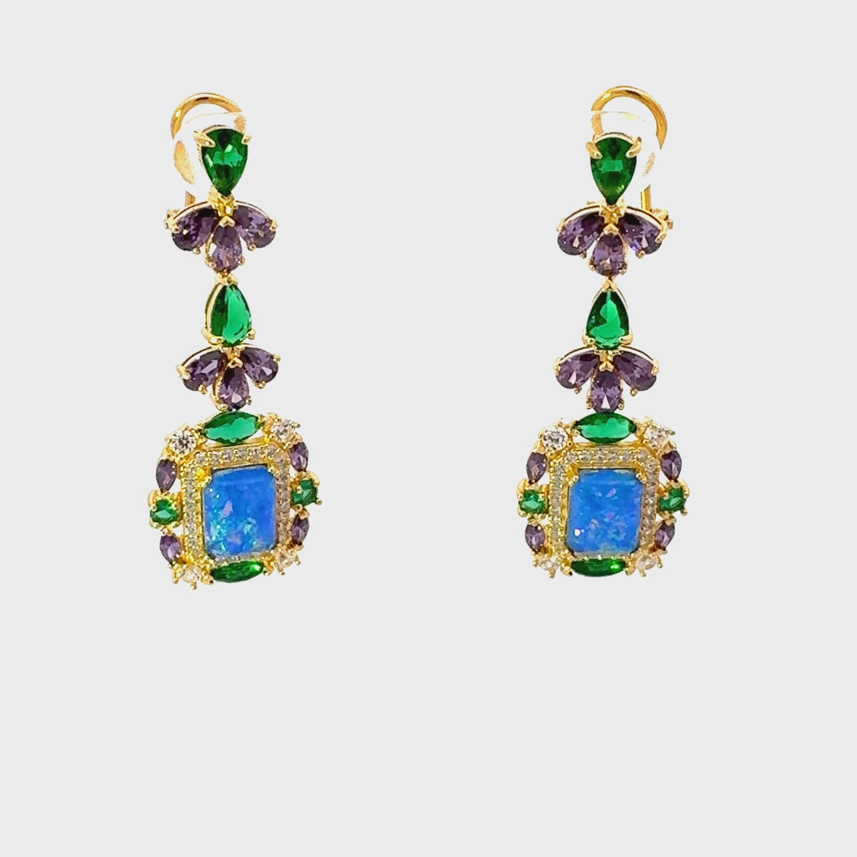 Rotating display of the earrings.