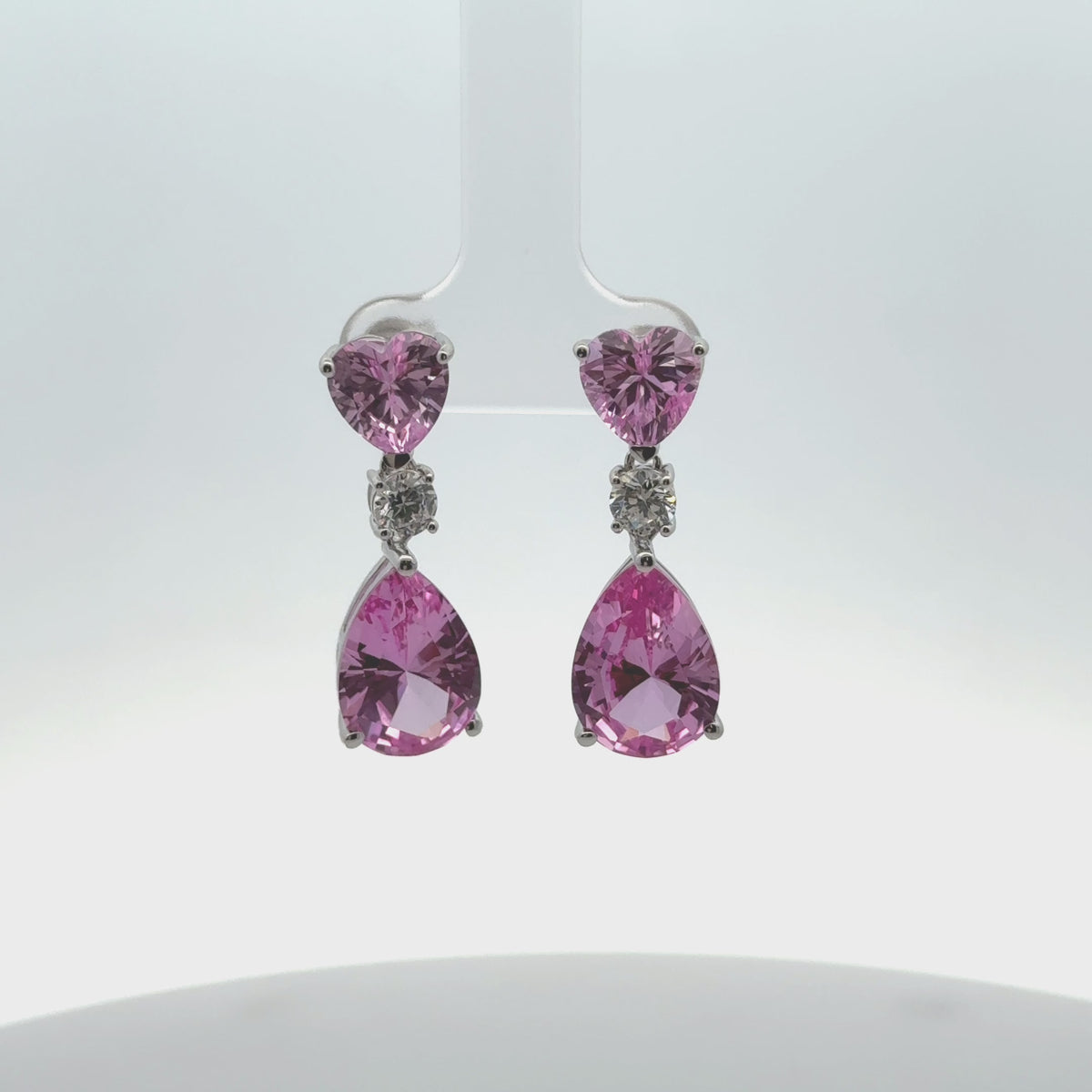 Rotating display of the earrings.