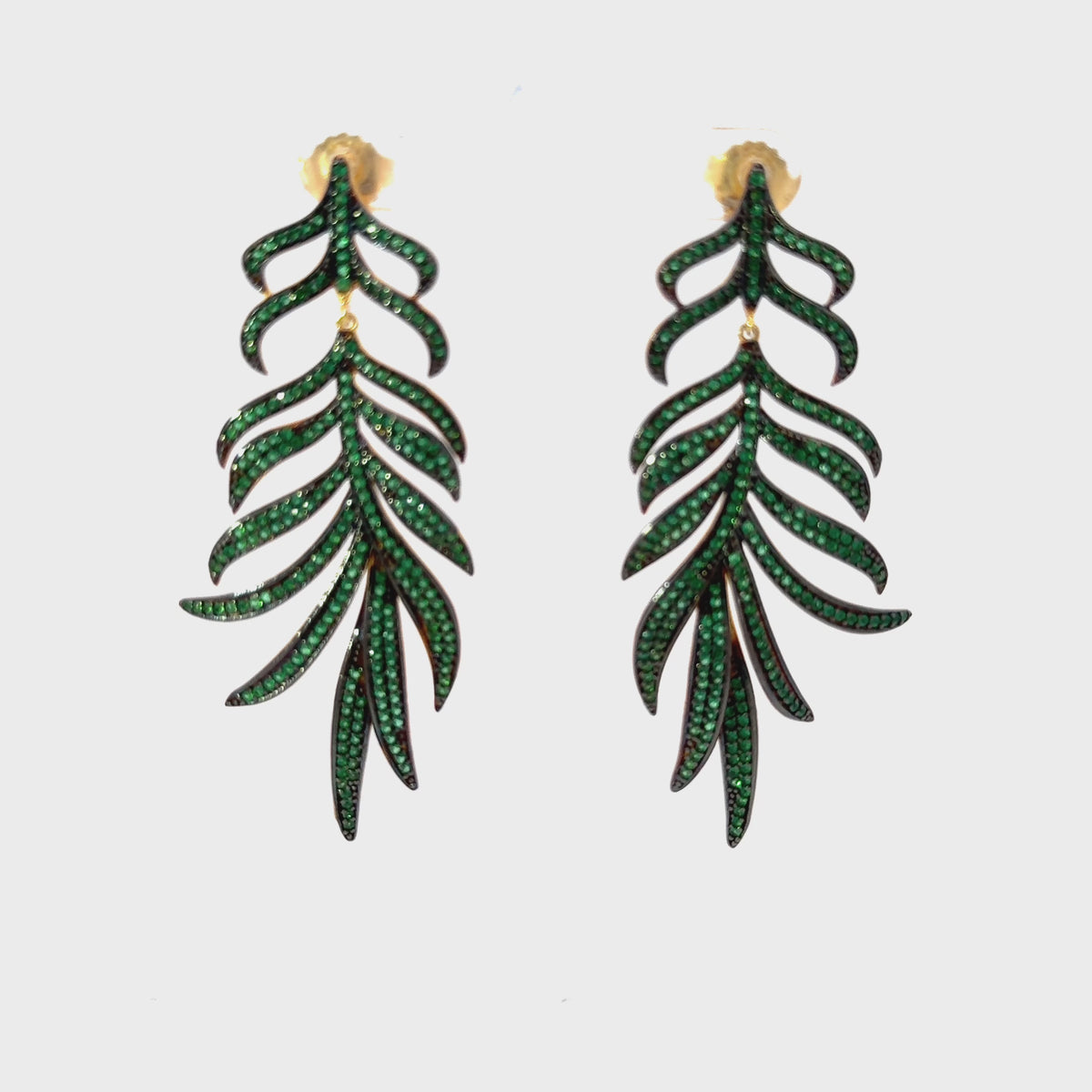 Rotating display of the earrings.