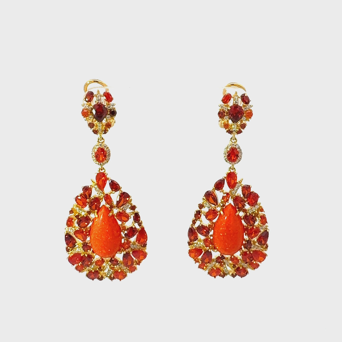 Rotating display of the earrings.