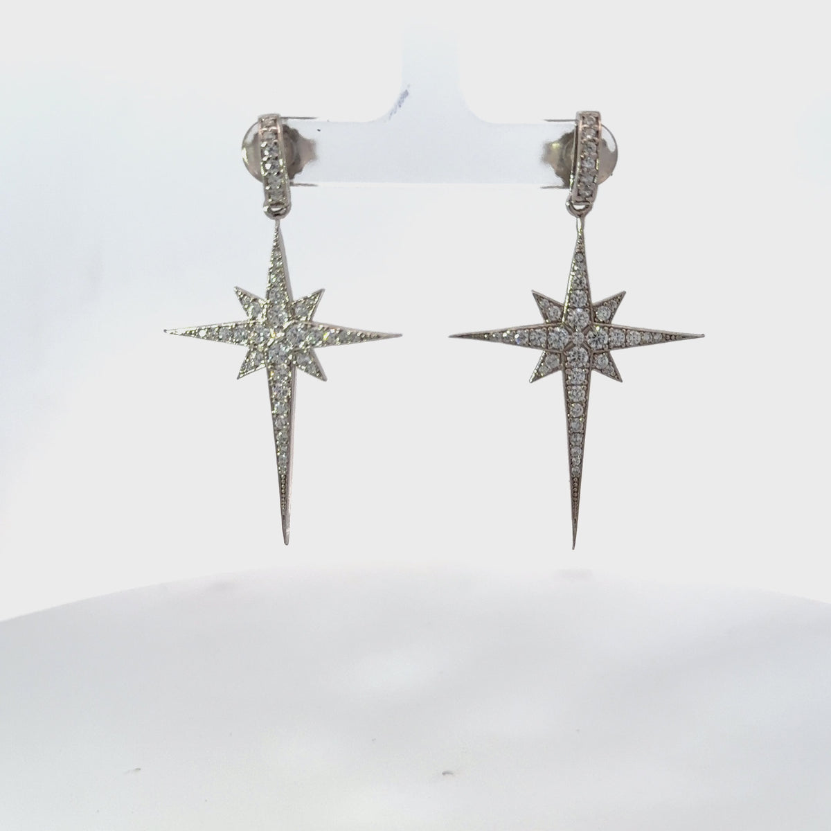 Rotating display of the earrings.