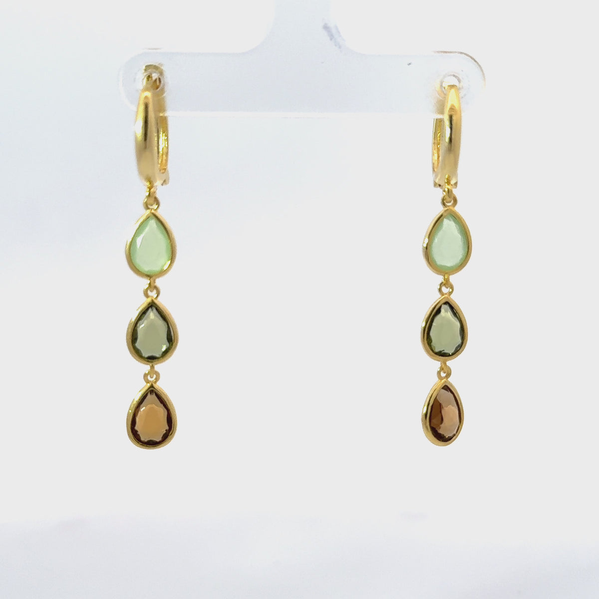 Rotating display of the earrings.