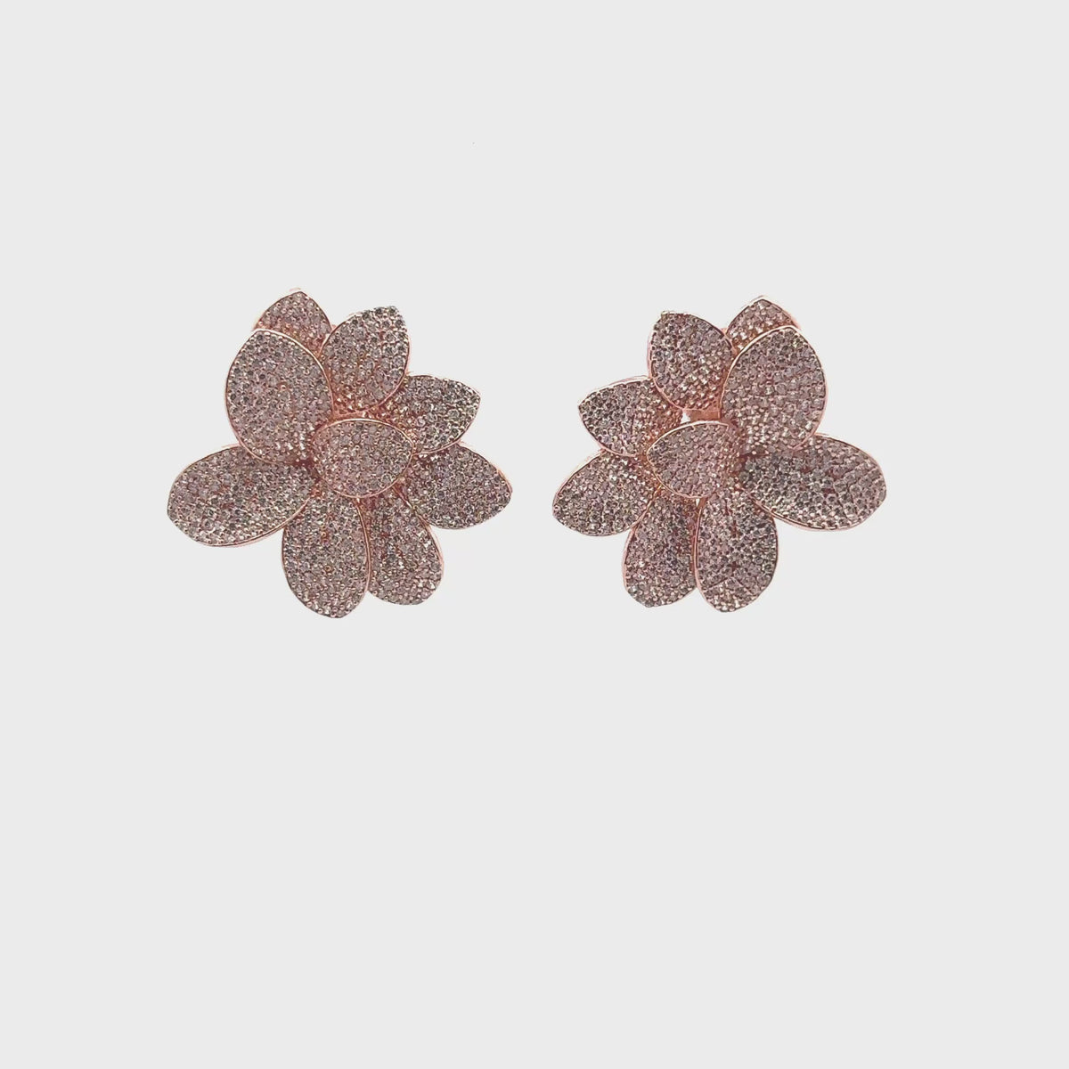 Rotating display of the earrings.