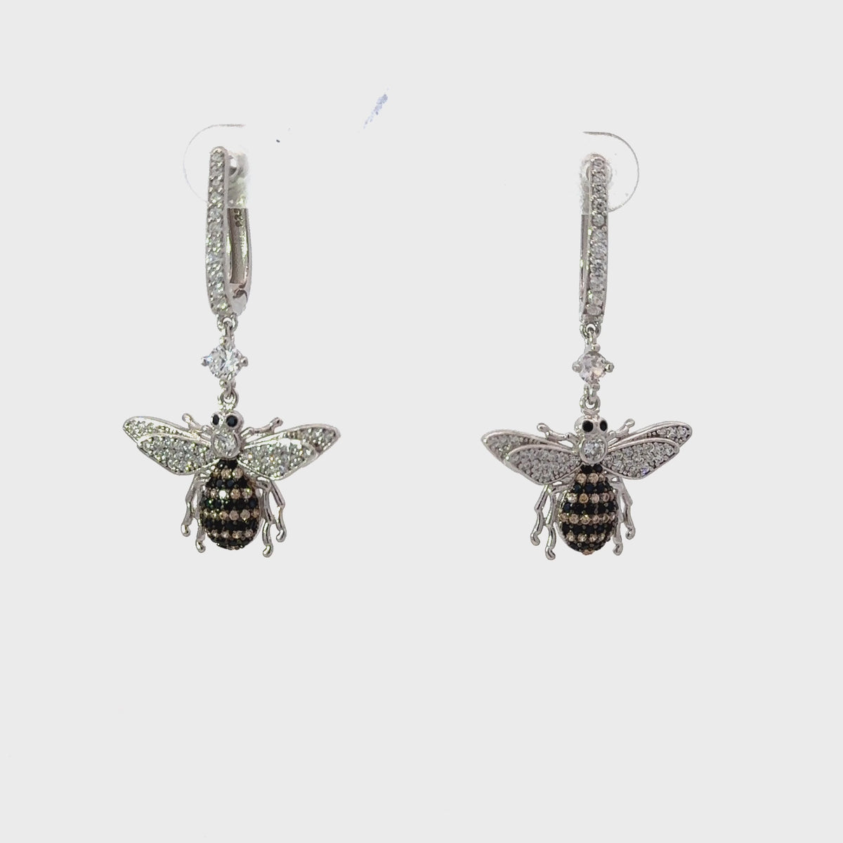 Rotating display of the earrings.