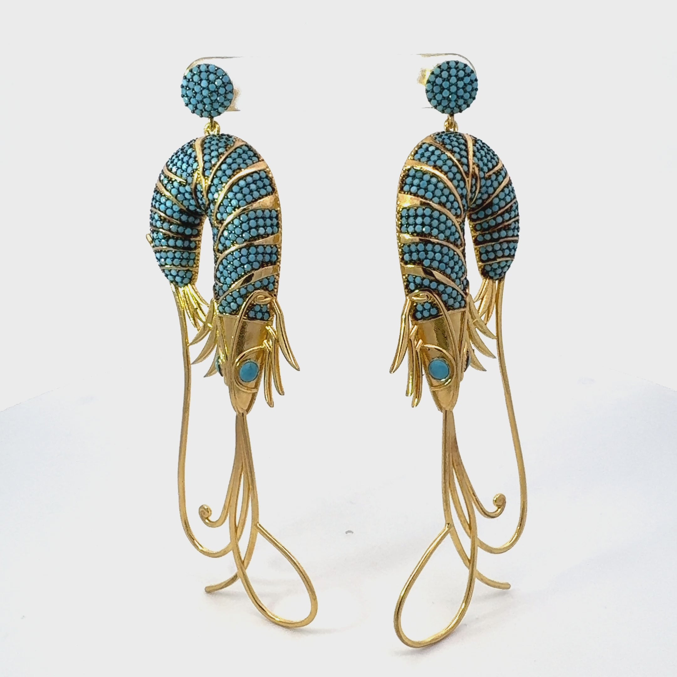 Rotating display of the earrings.