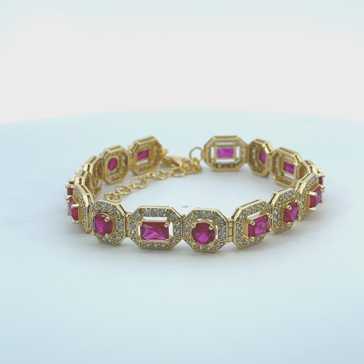 Rotating display of the bracelet.