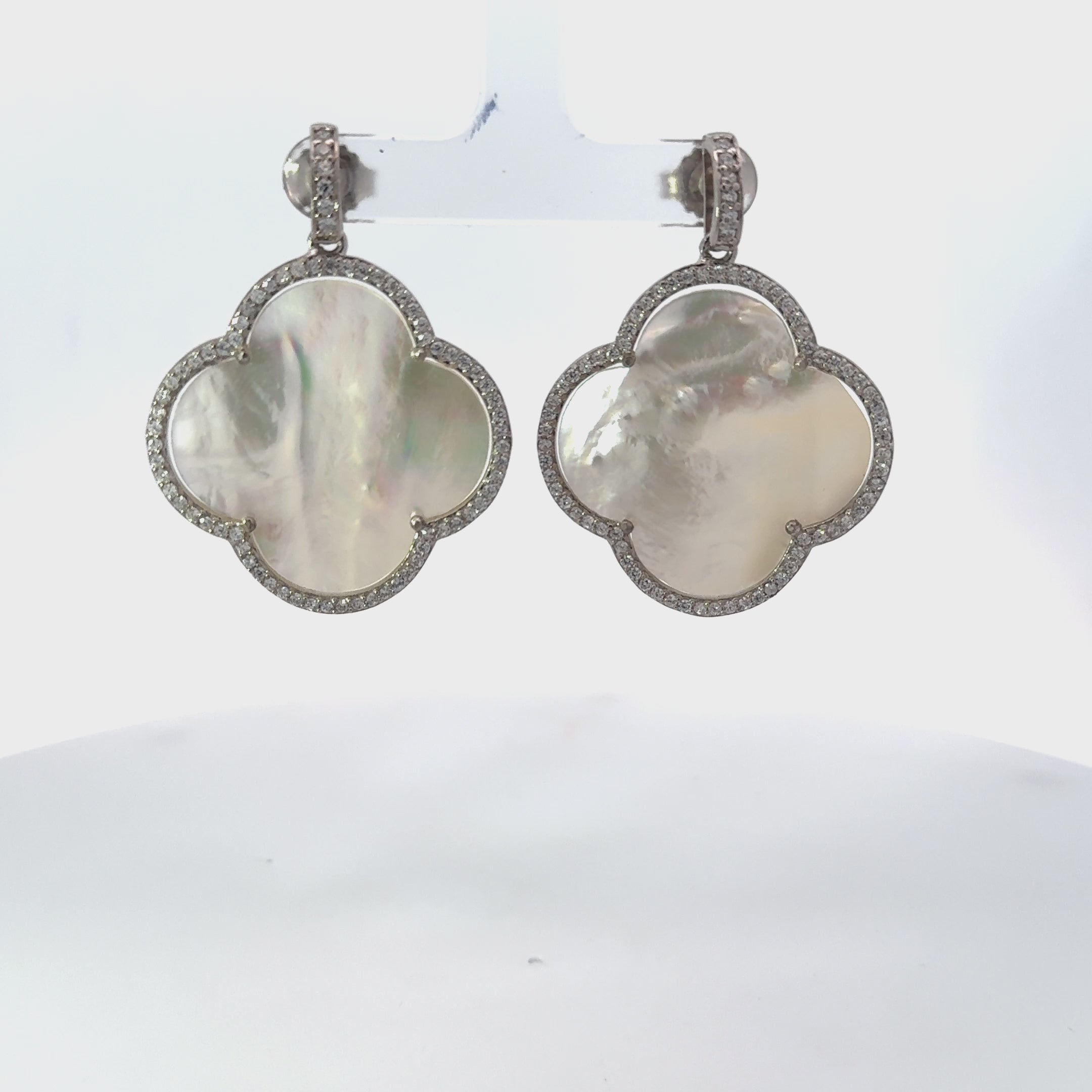 Rotating display of the earrings.