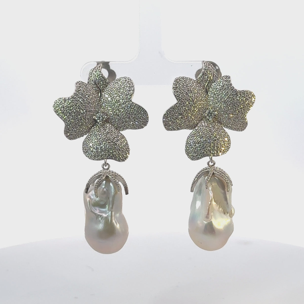 Rotating display of the earrings.