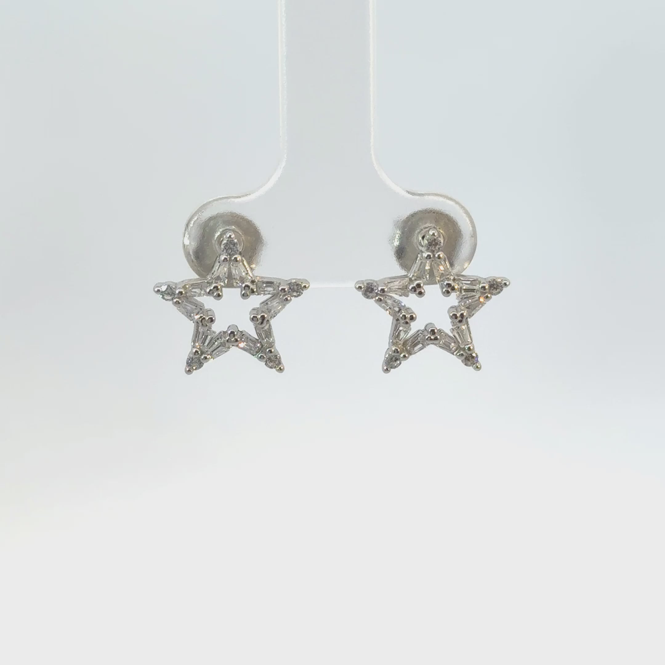 Rotating display of the earrings.