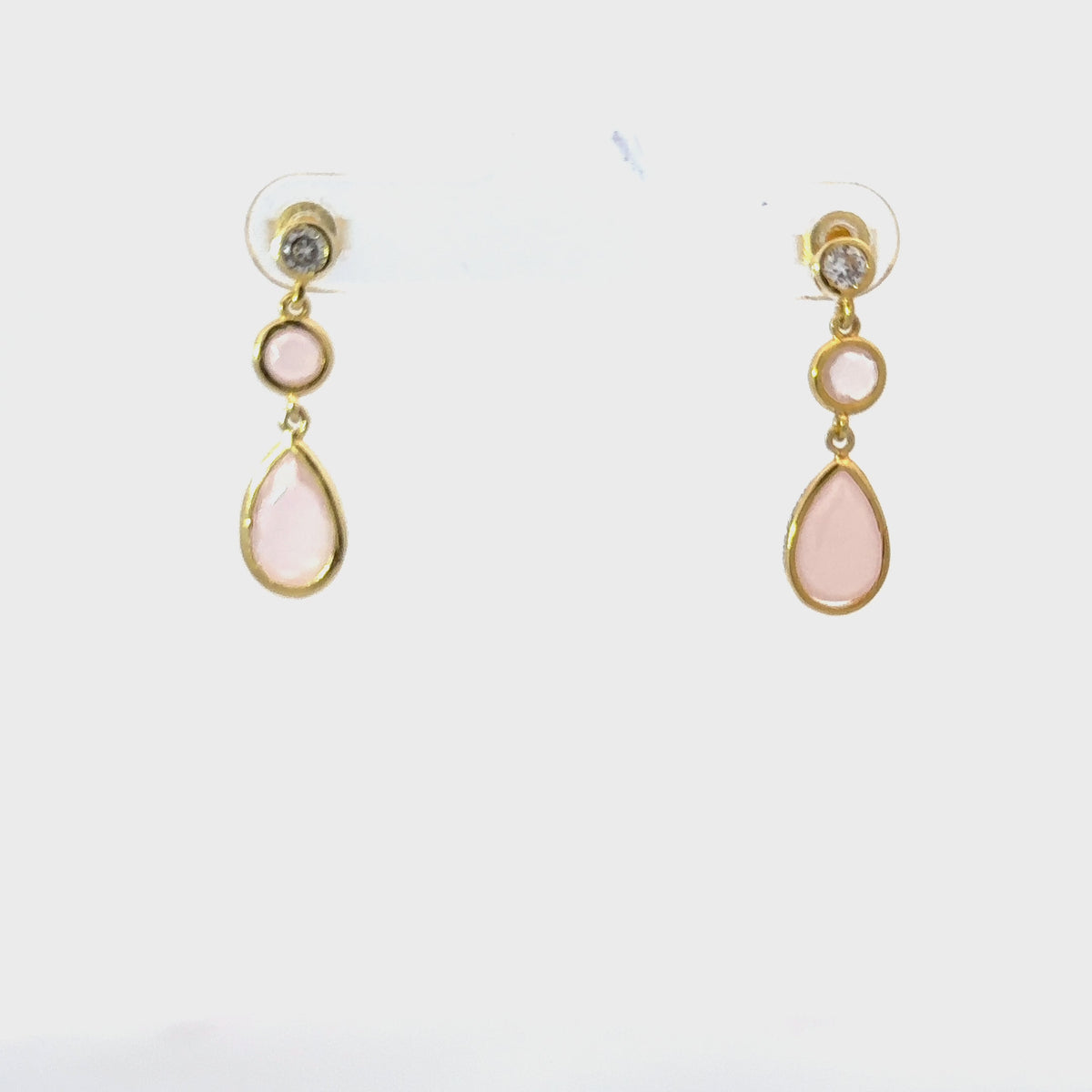 Rotating display of the earrings.
