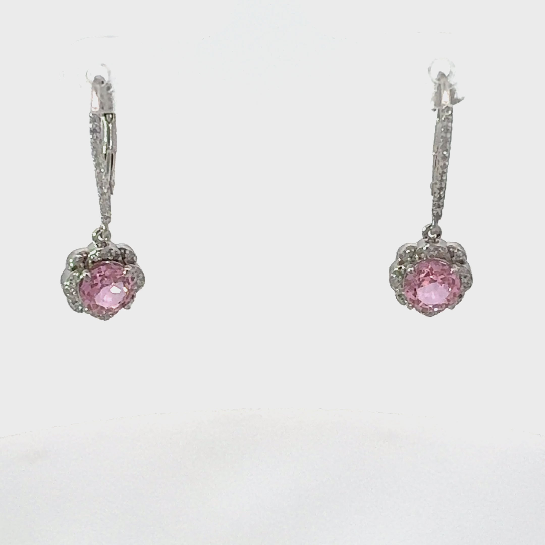 Rotating display of the earrings.