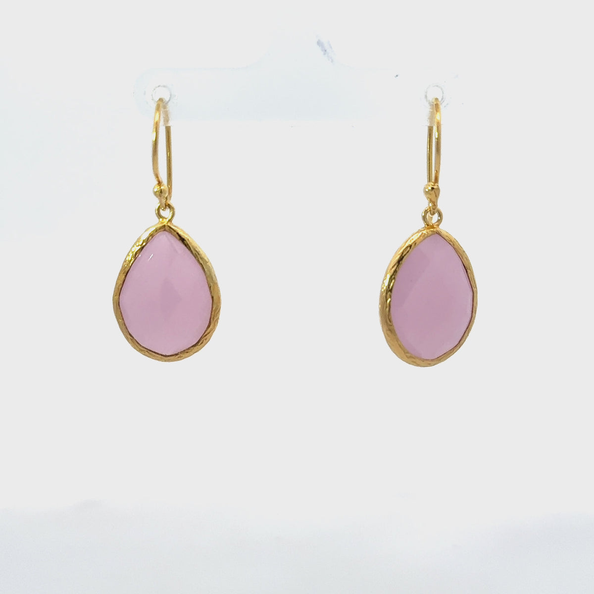 Rotating display of the earrings.