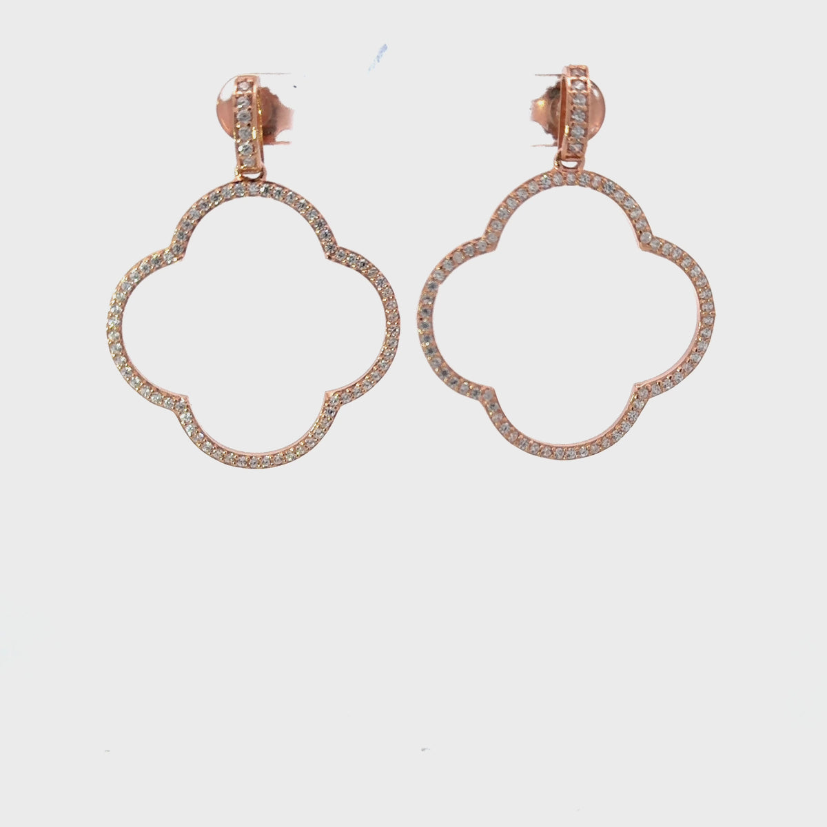 Rotating display of the earrings.