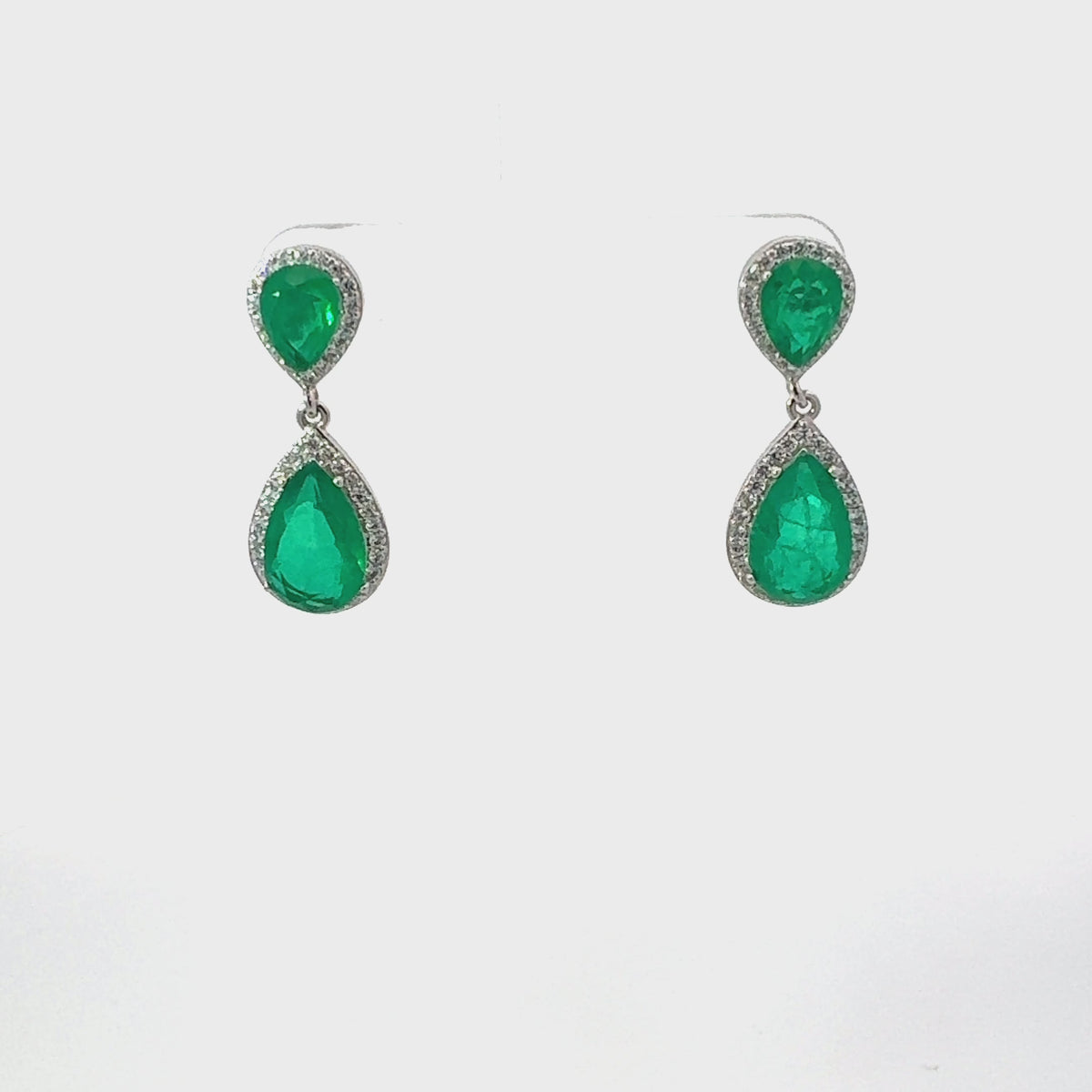 Rotating display of the earrings.