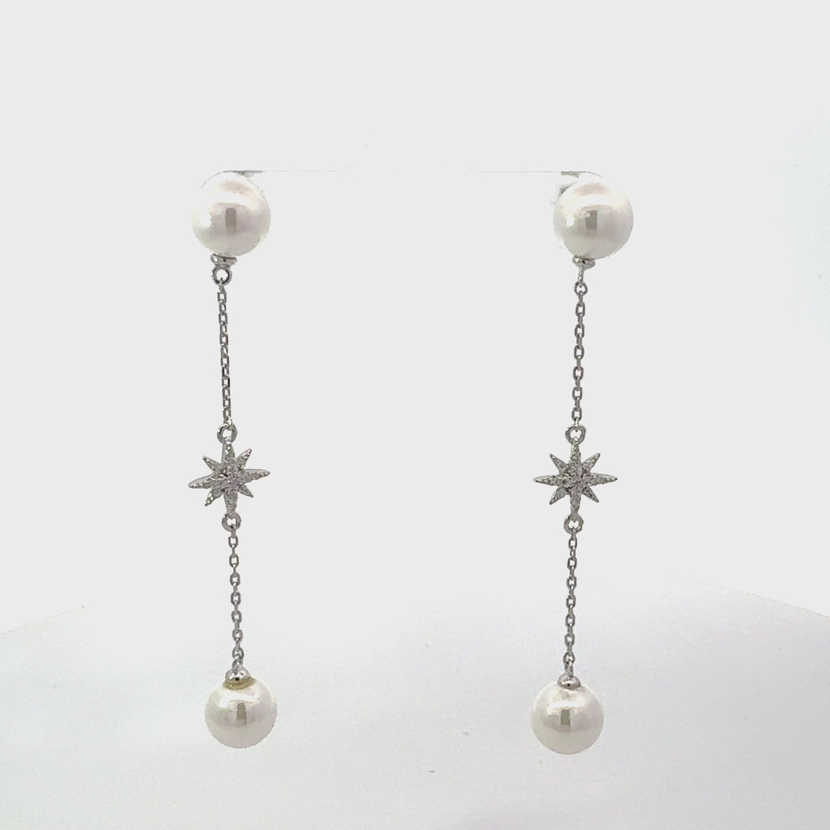 Rotating display of the earrings.