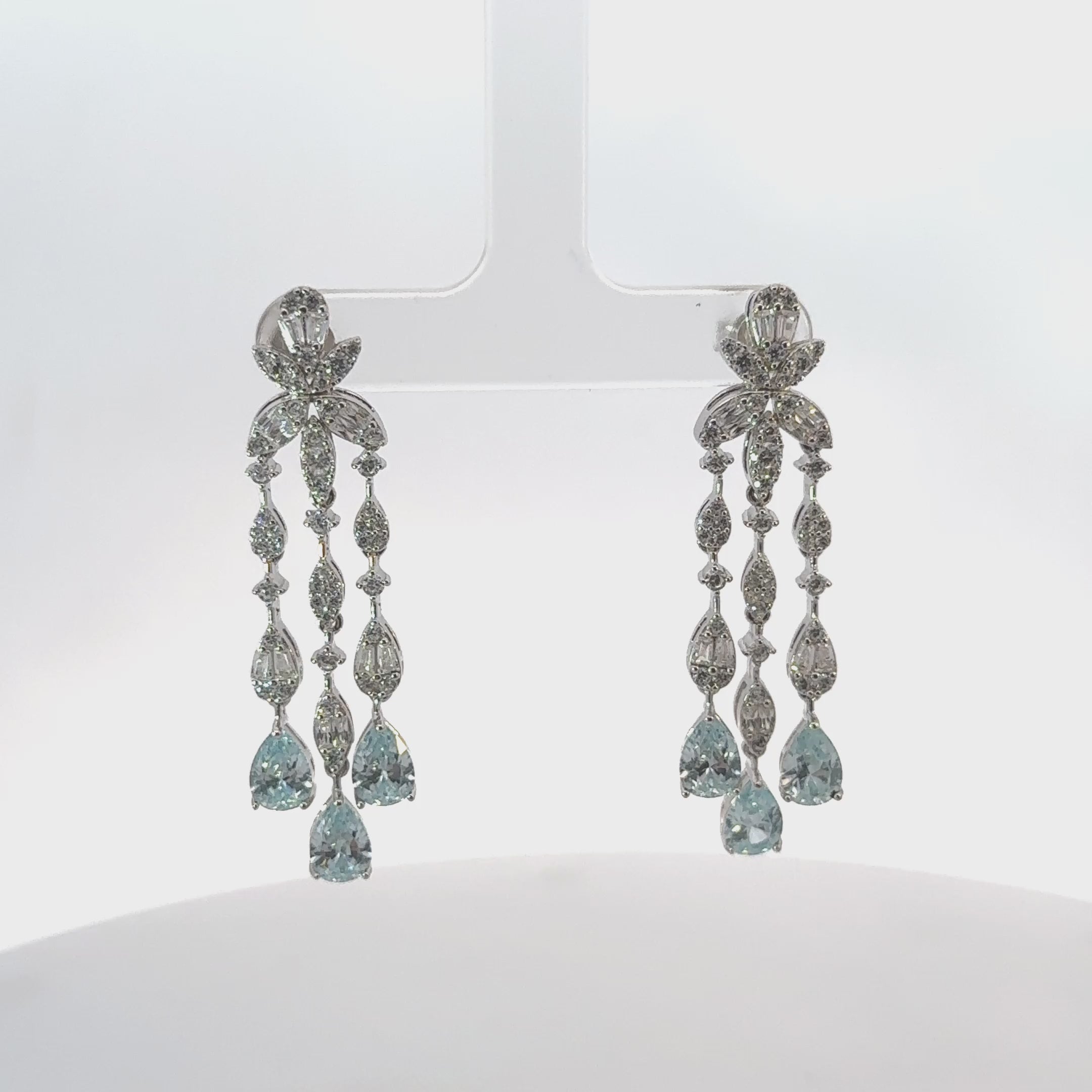 Rotating display of the earrings.