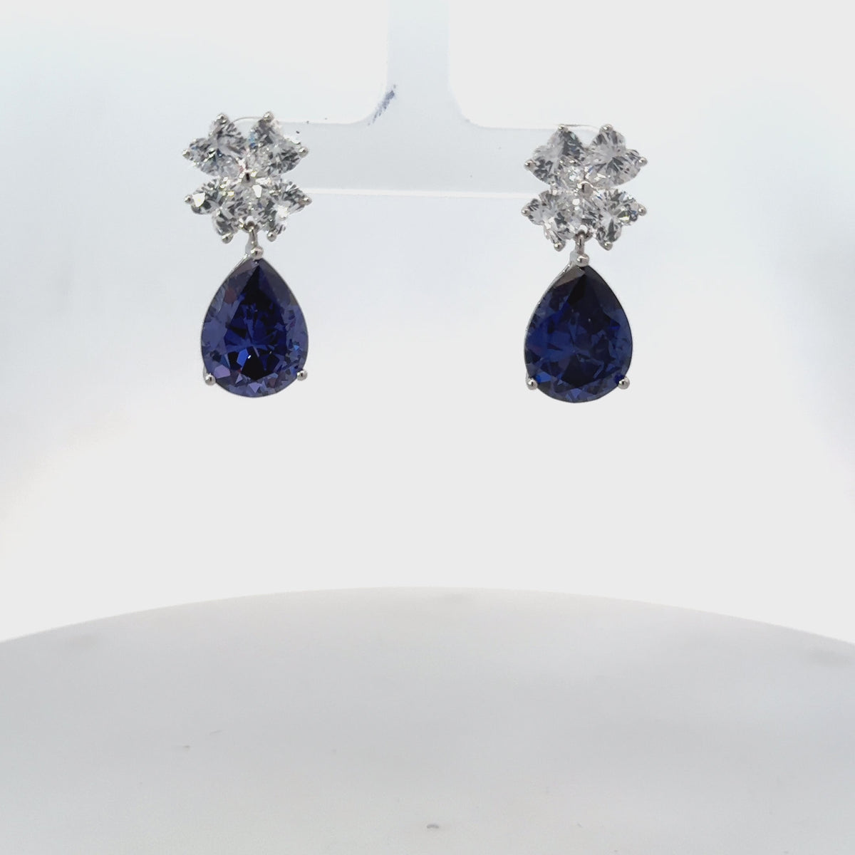 Rotating display of the earrings.