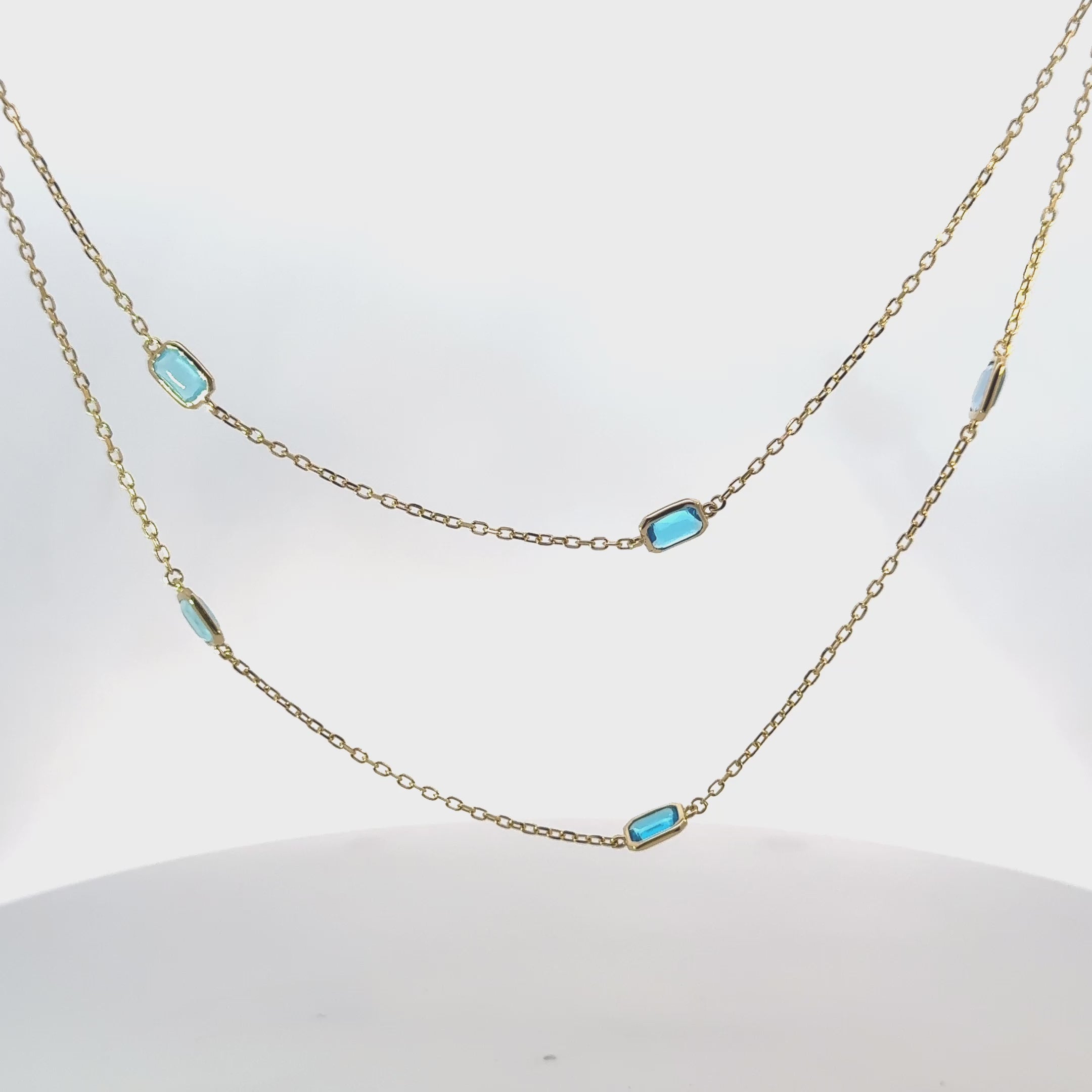 Rotating display of the necklace.