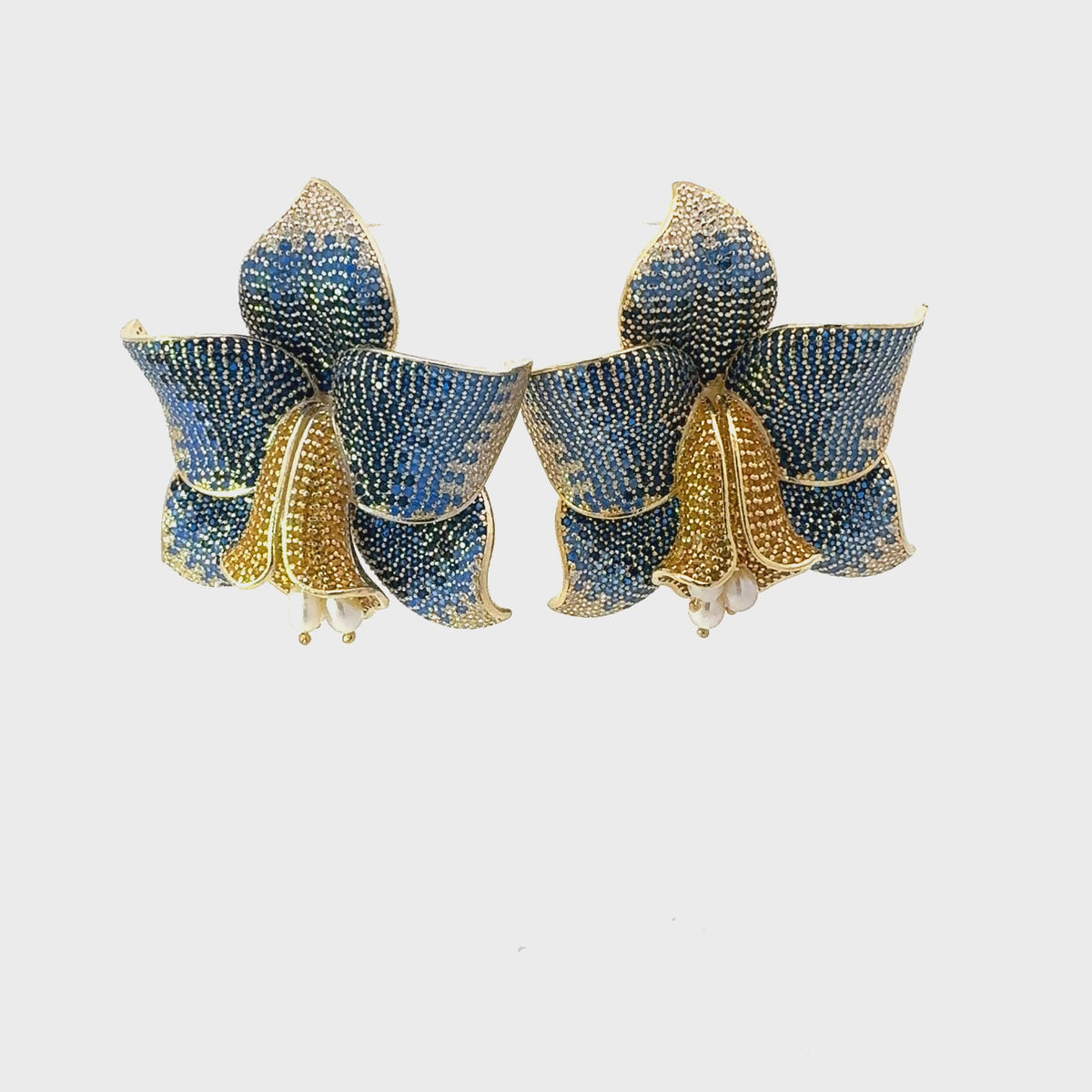 Rotating display of the earrings.