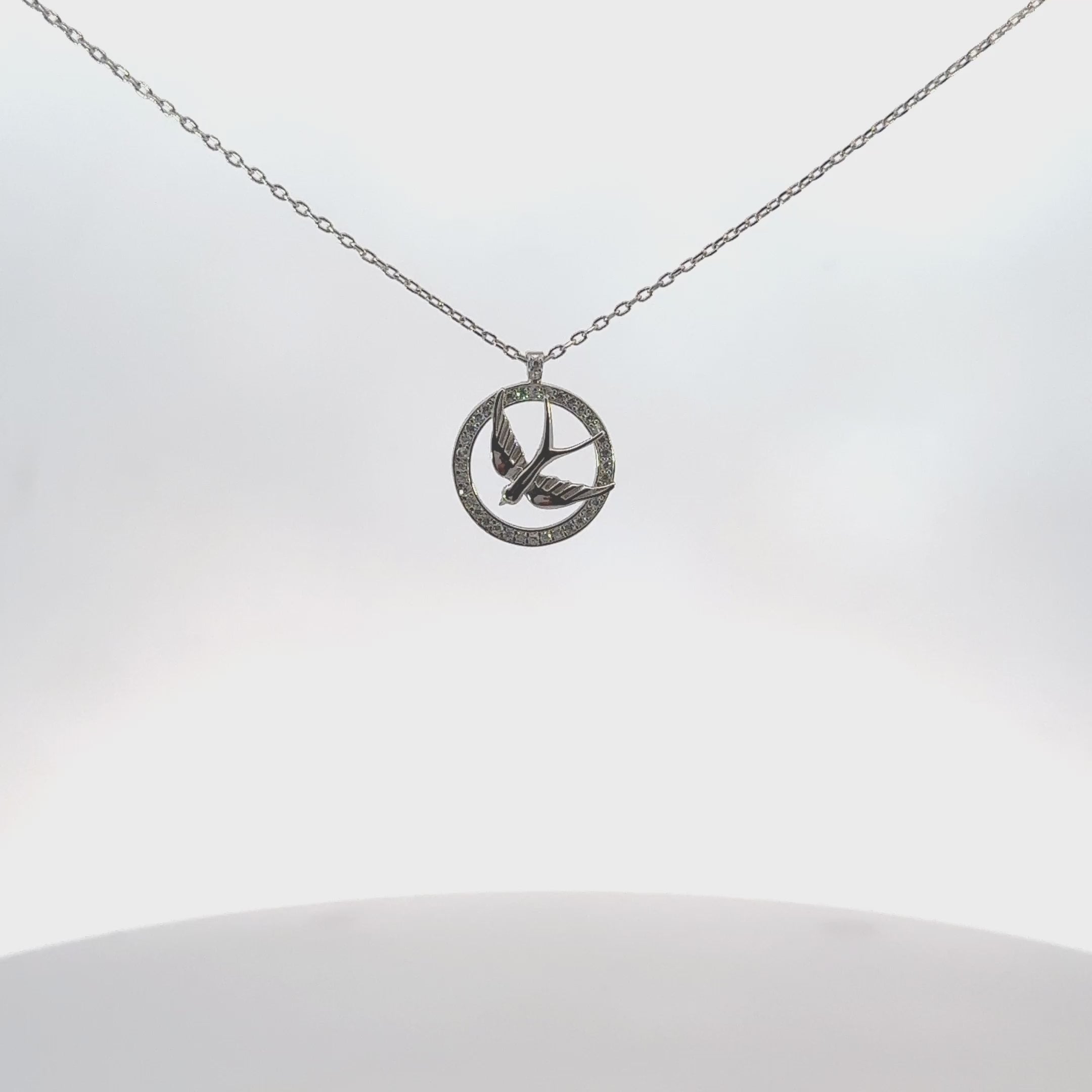 Rotating display of the necklace.