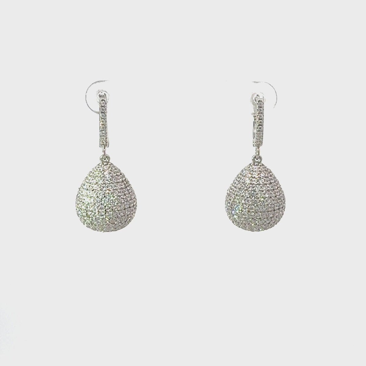 Rotating display of the earrings.