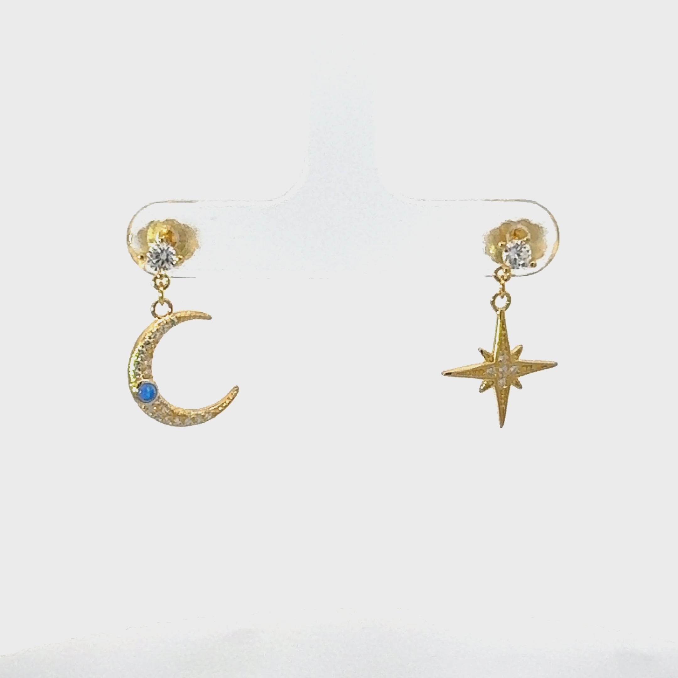 Rotating display of the earrings.