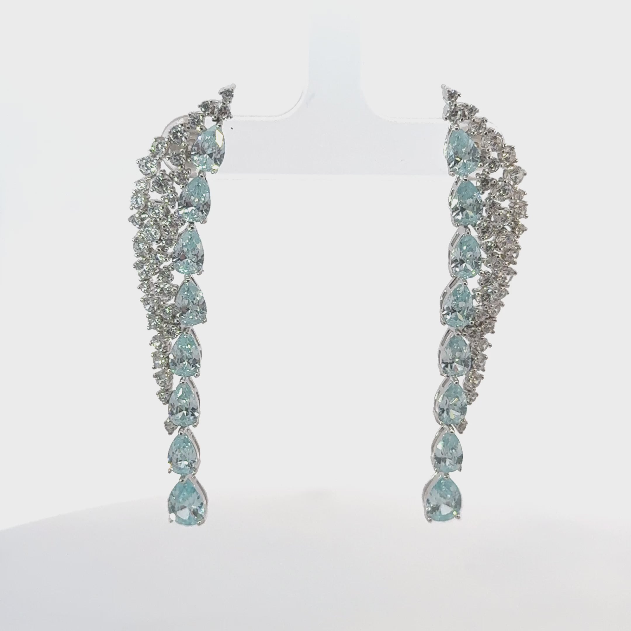 Rotating display of the earrings.