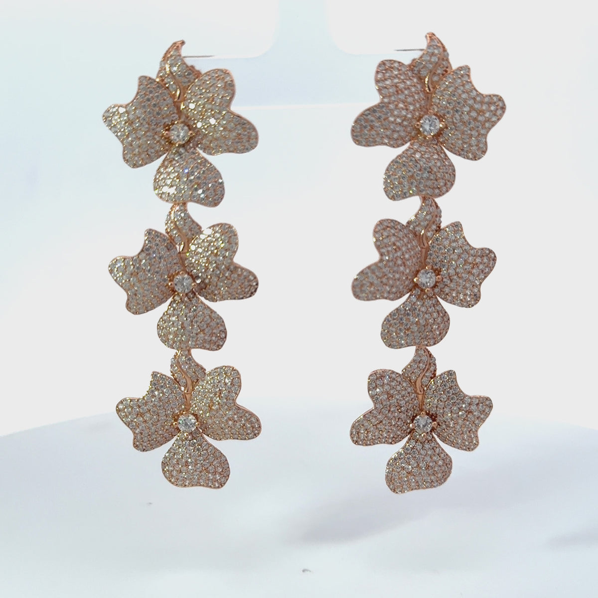 Rotating display of the earrings.