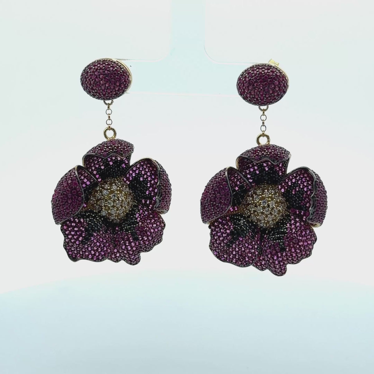 Rotating display of the earrings.