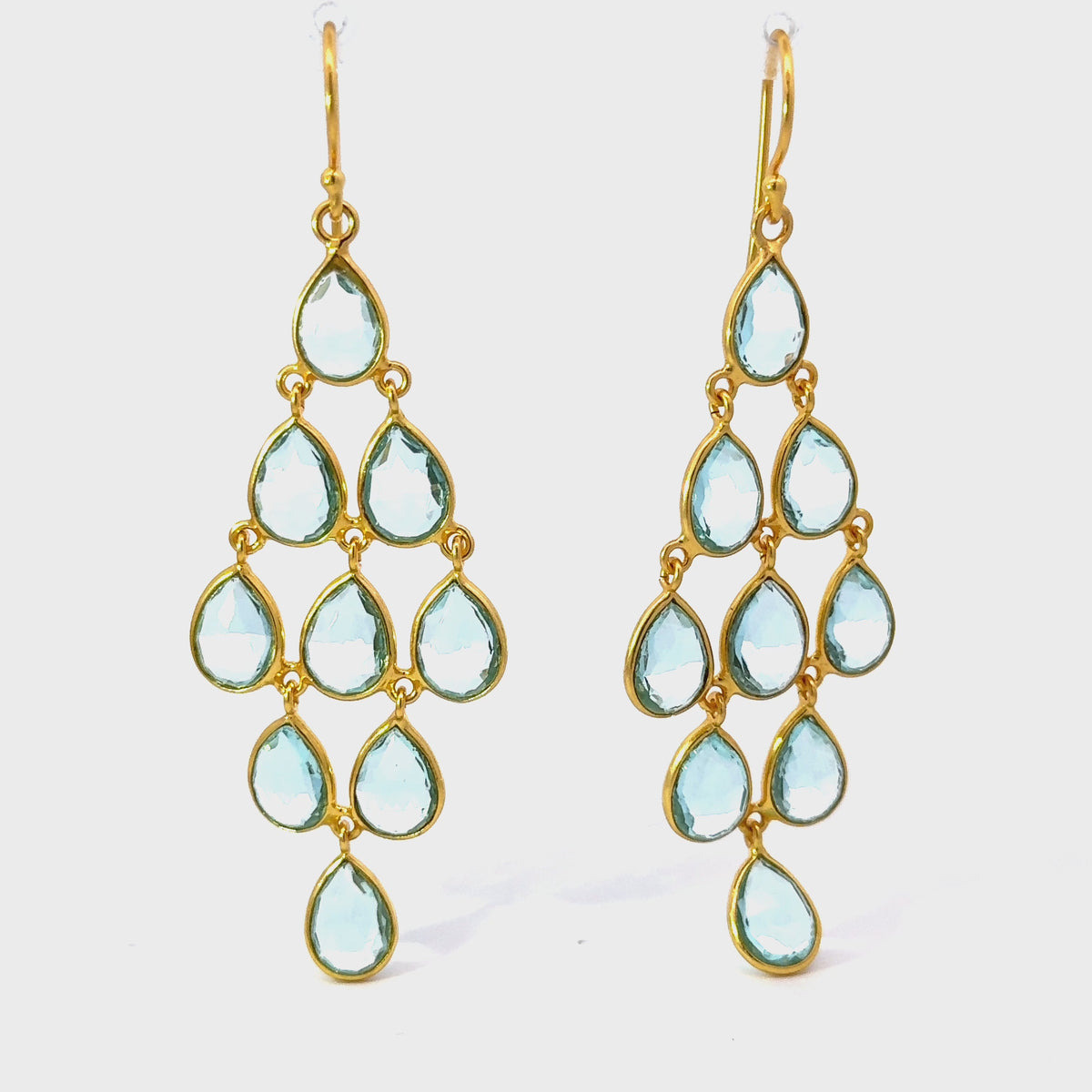 Rotating display of the earrings.