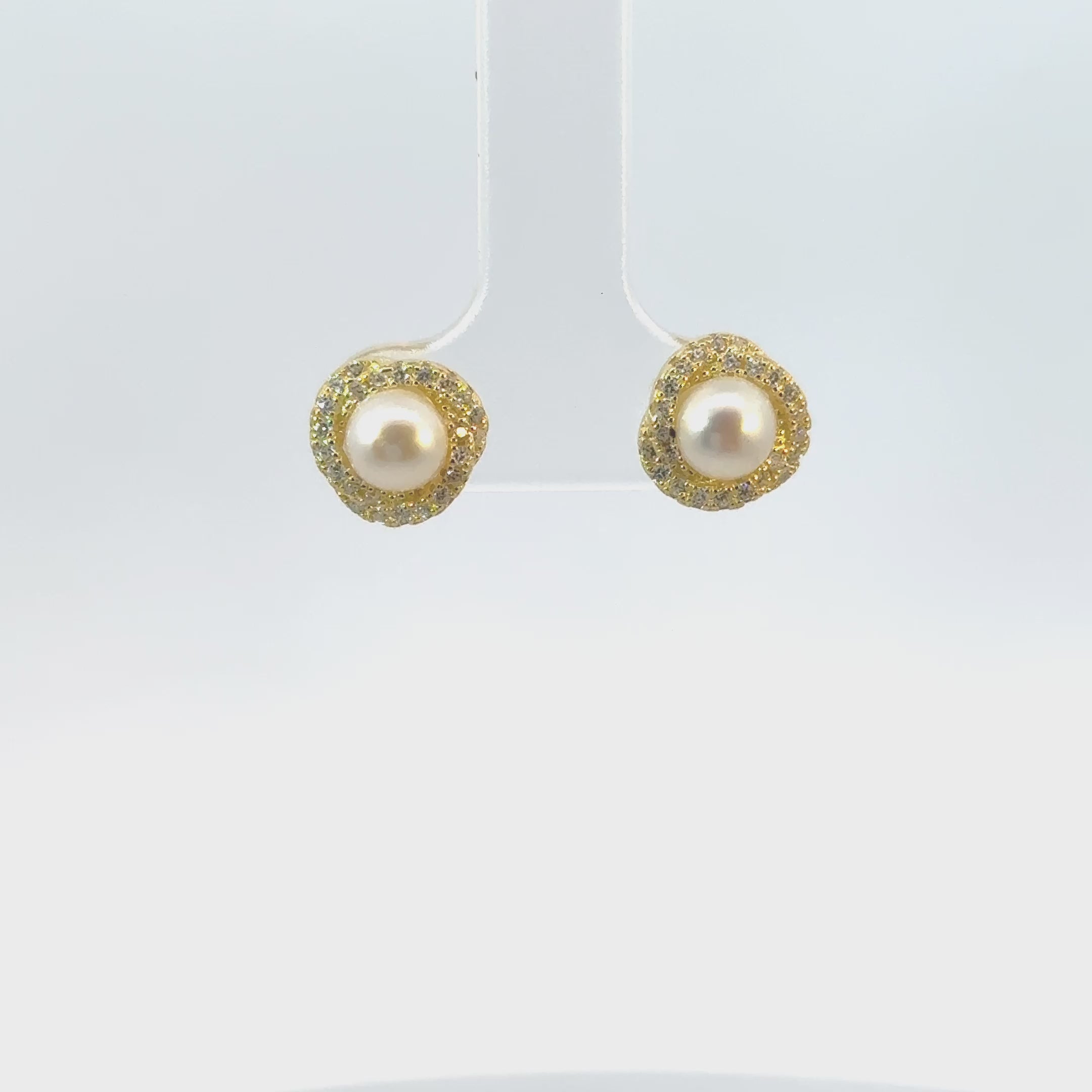 Rotating display of the earrings.