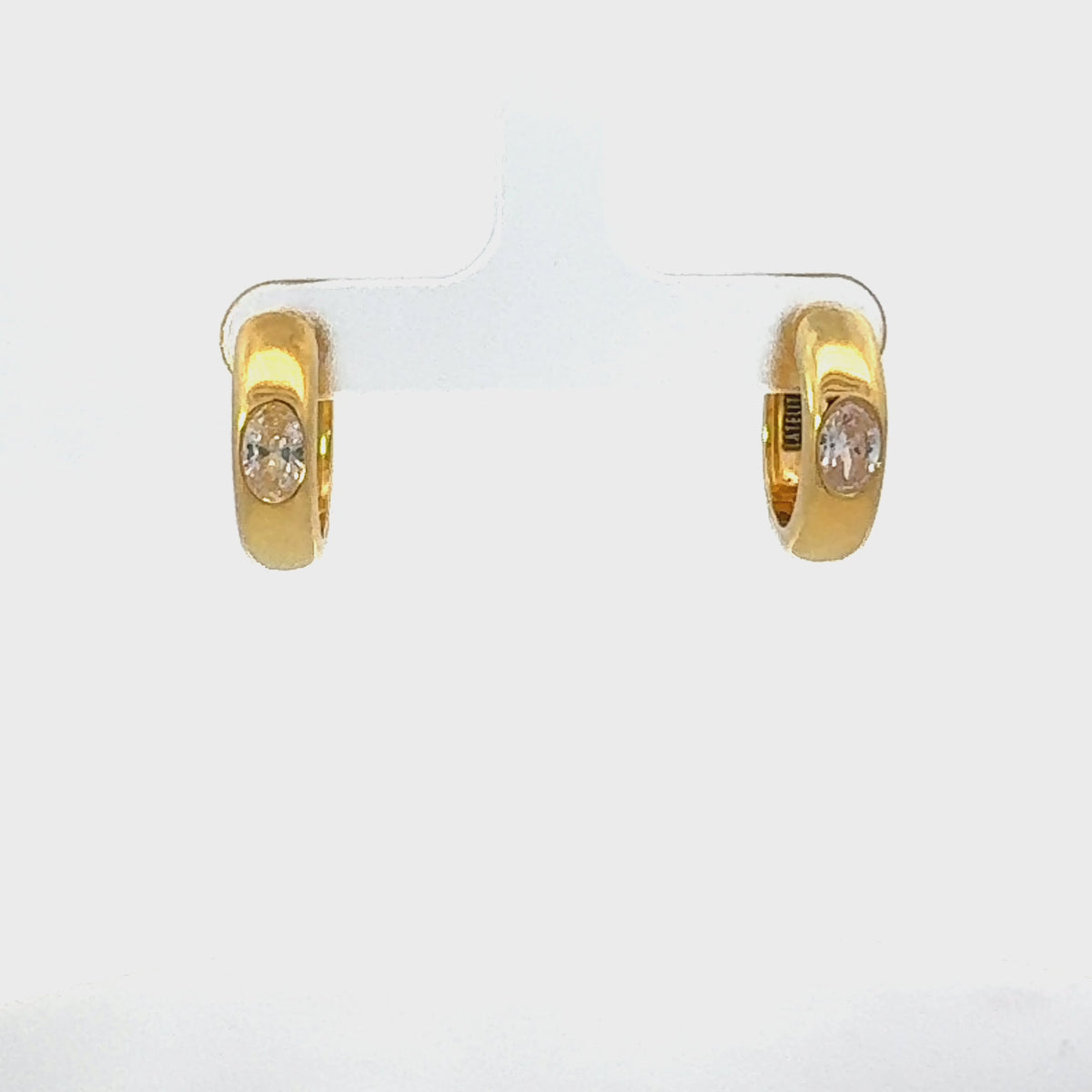 Rotating display of the earrings.