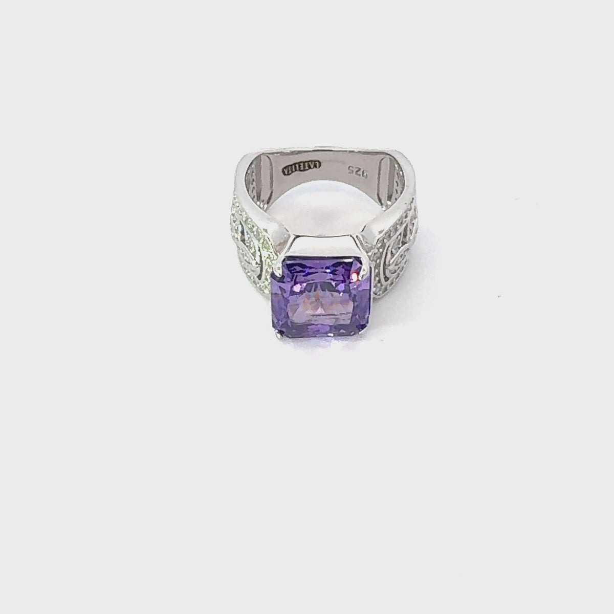 Rotating display of the ring.