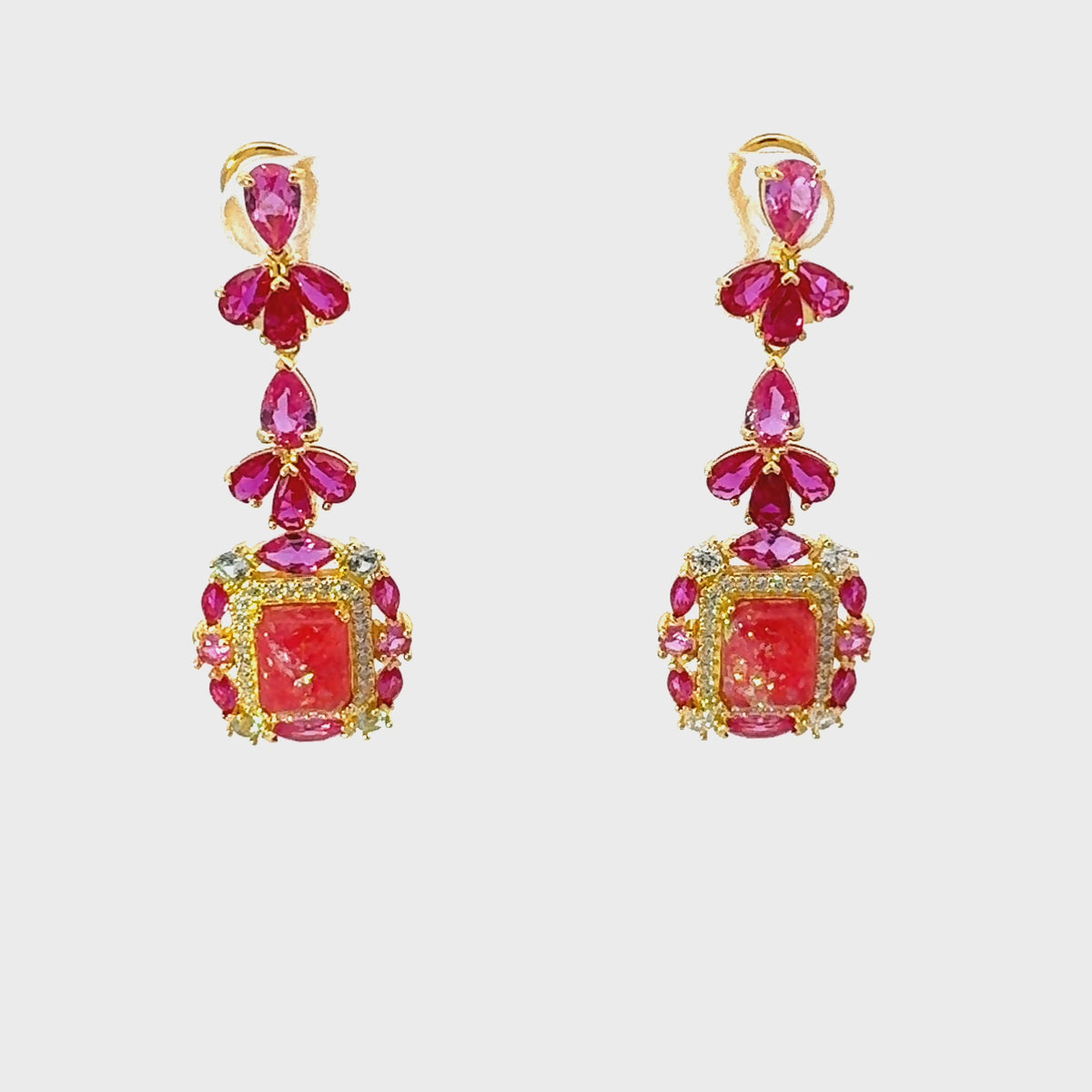 Rotating display of the earrings.