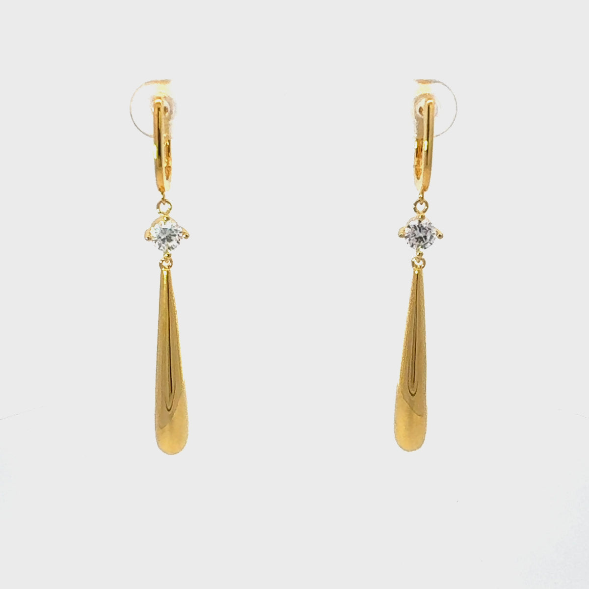 Rotating display of the earrings.