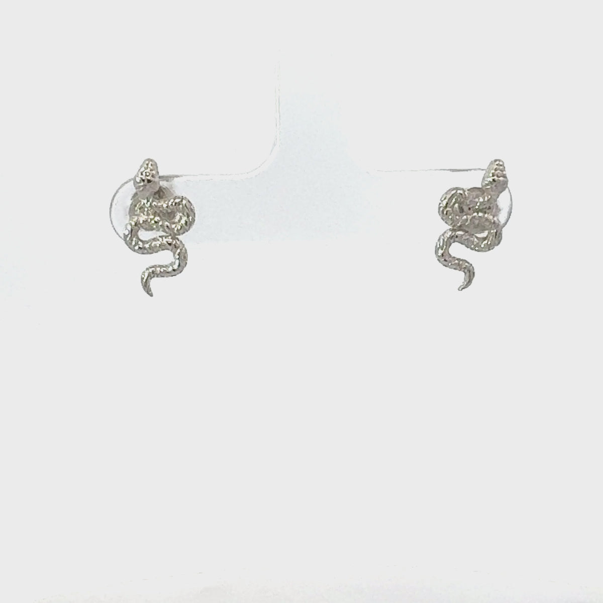 Rotating display of the earrings.