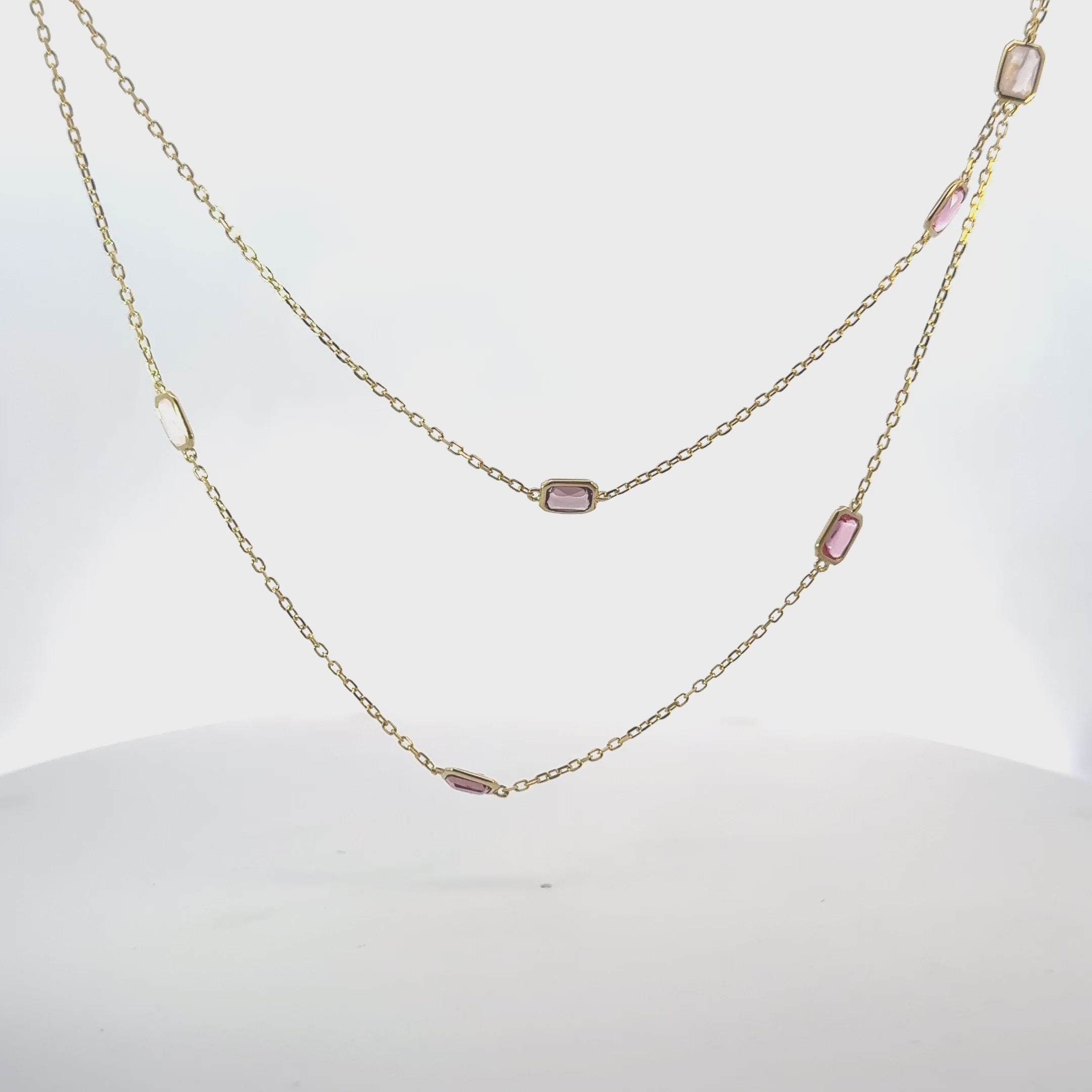 Rotating display of the necklace.