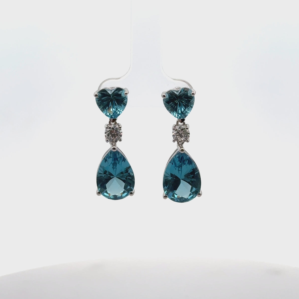 Rotating display of the earrings.