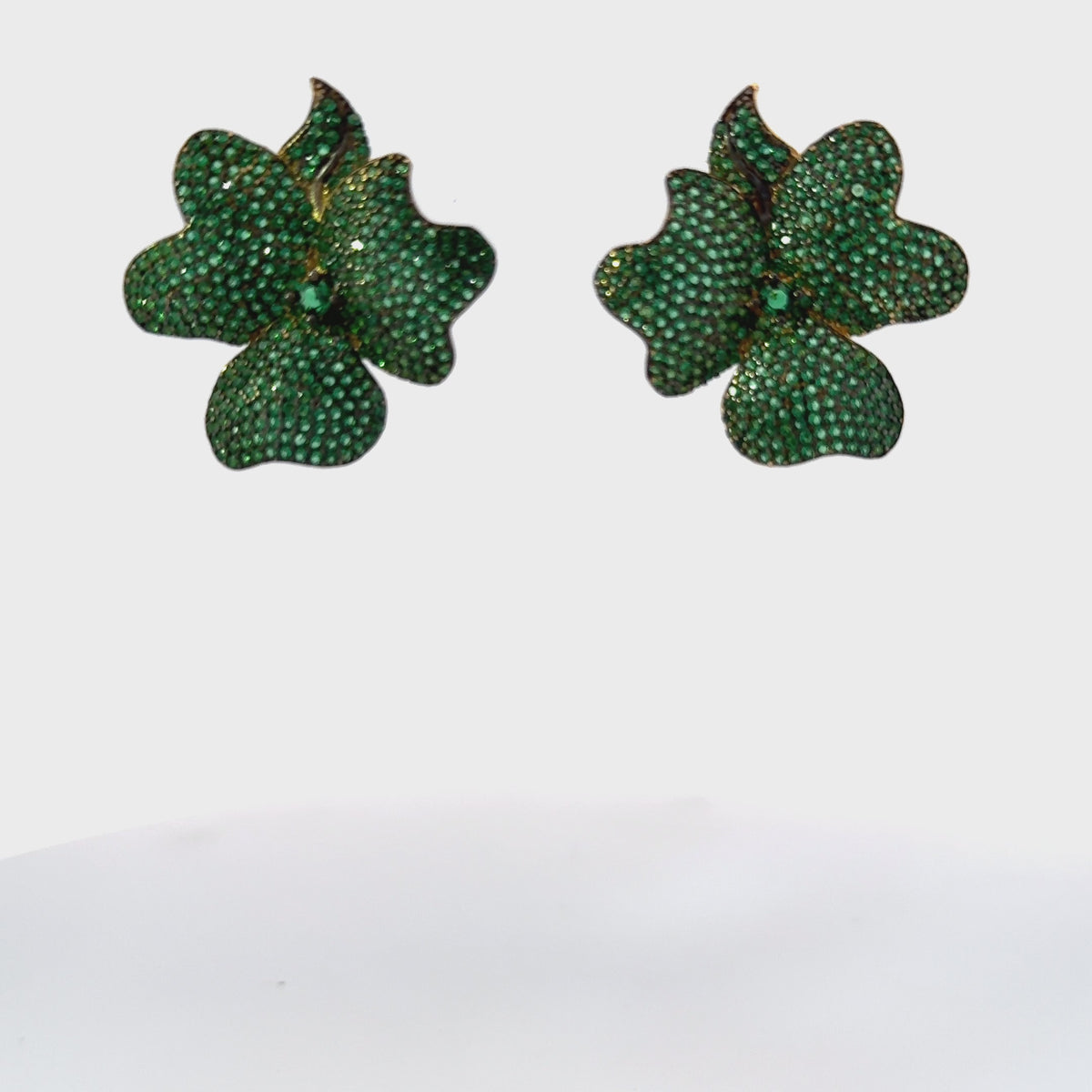Rotating display of the earrings.