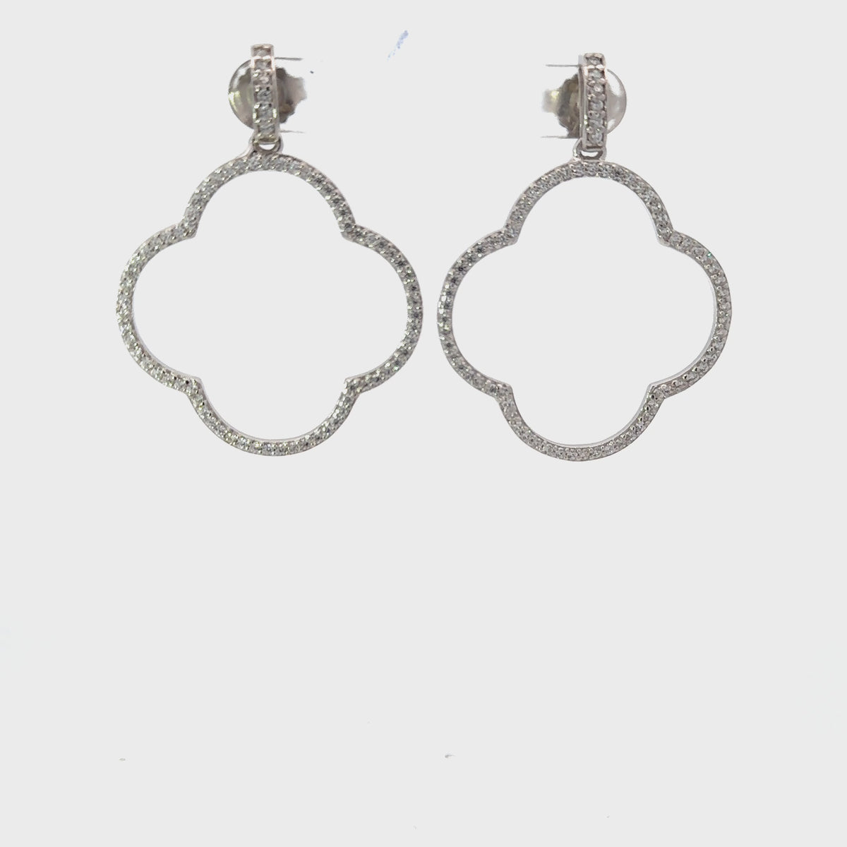 Rotating display of the earrings.