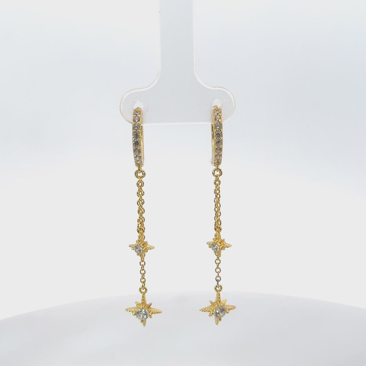 Rotating display of the earrings.